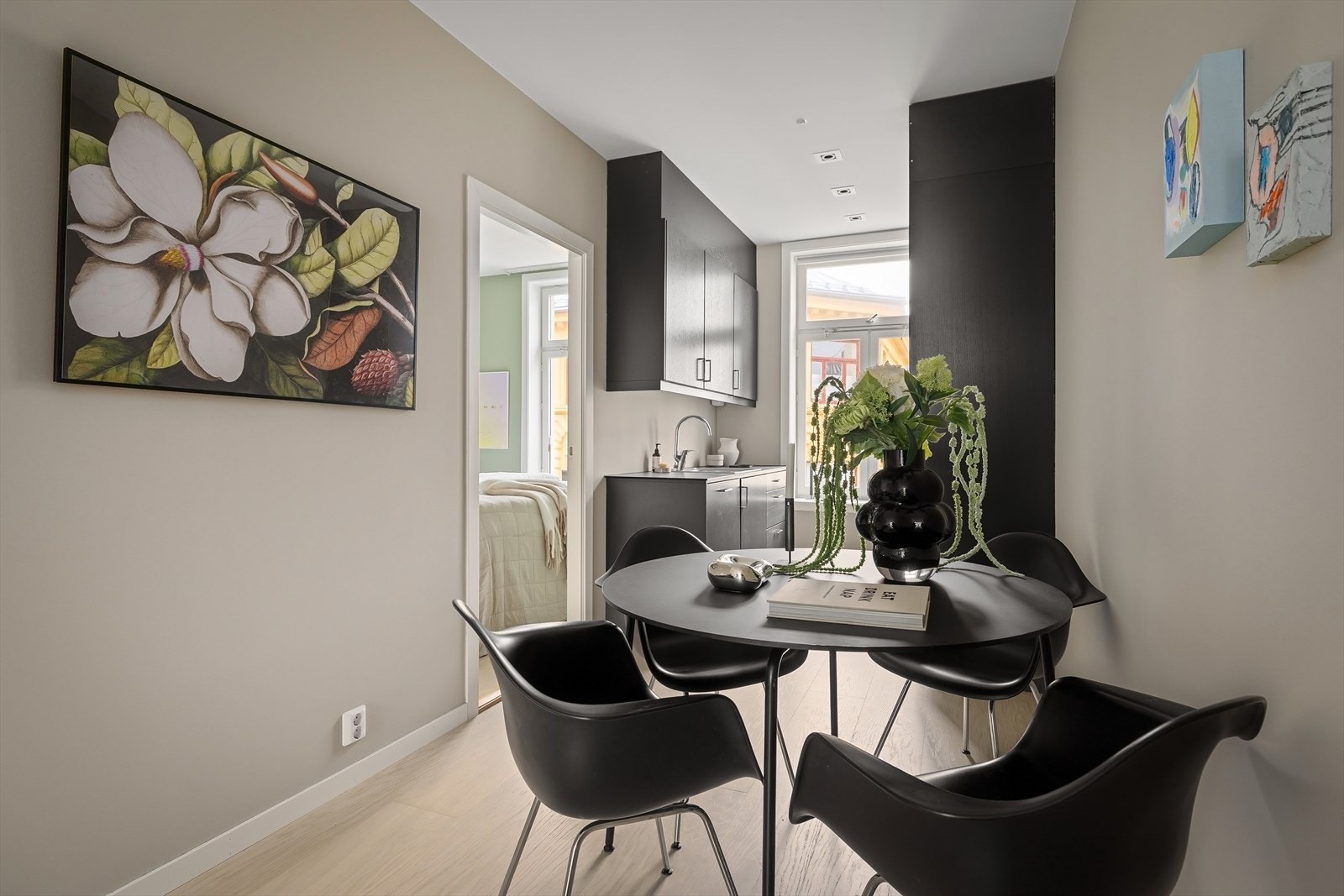 Dette er den perfekte leiligheten for deg som ønsker å bo sentralt, men allikevel tilbaketrukket og usjenert Galleribilde