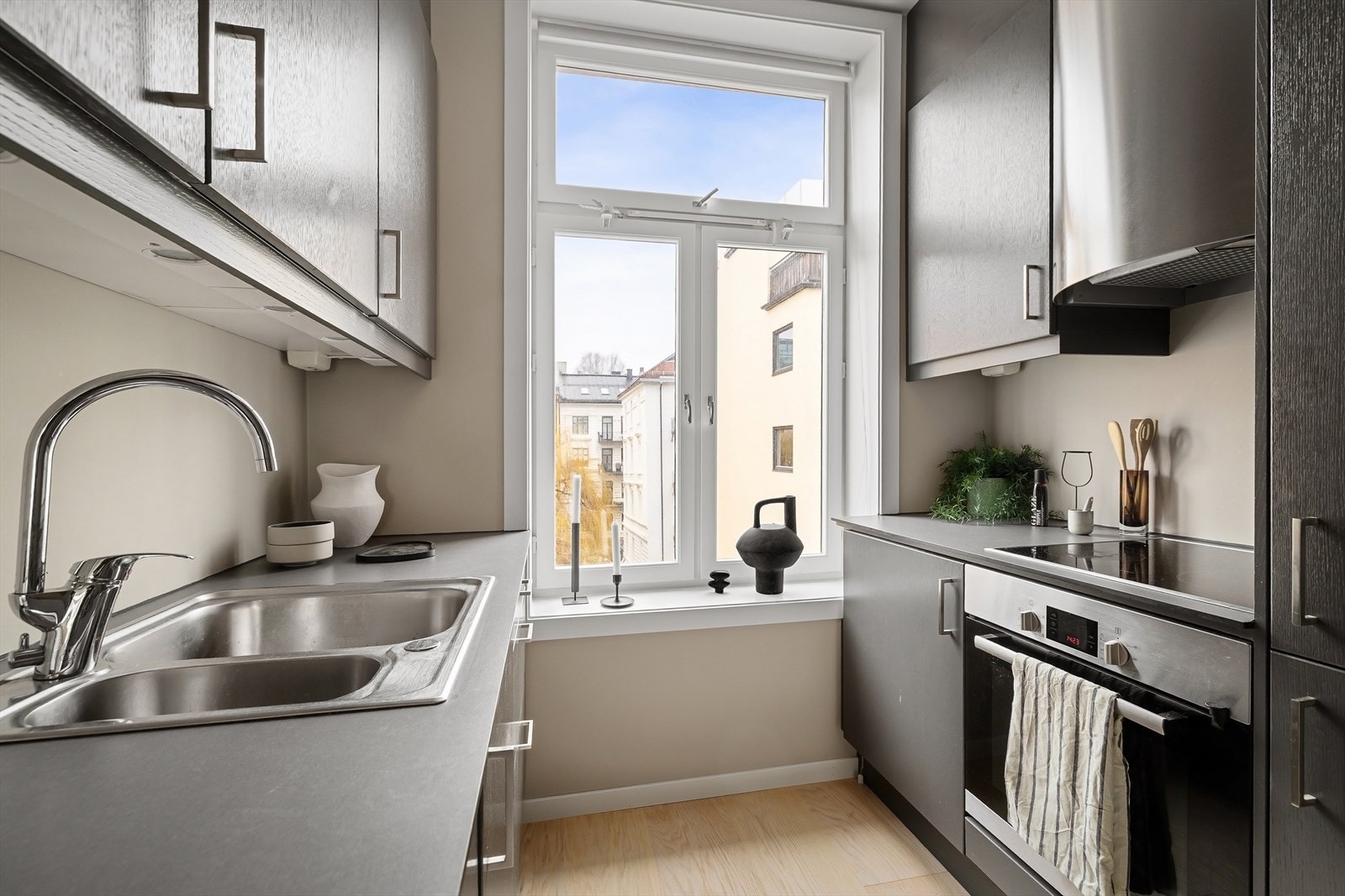 Sigdal kjøkken med bl.a. integrert kjøl/fryseskap, oppvaskmaskin, stekeovn og platetopp med mekanisk avtrekk over stekesonen. Galleribilde