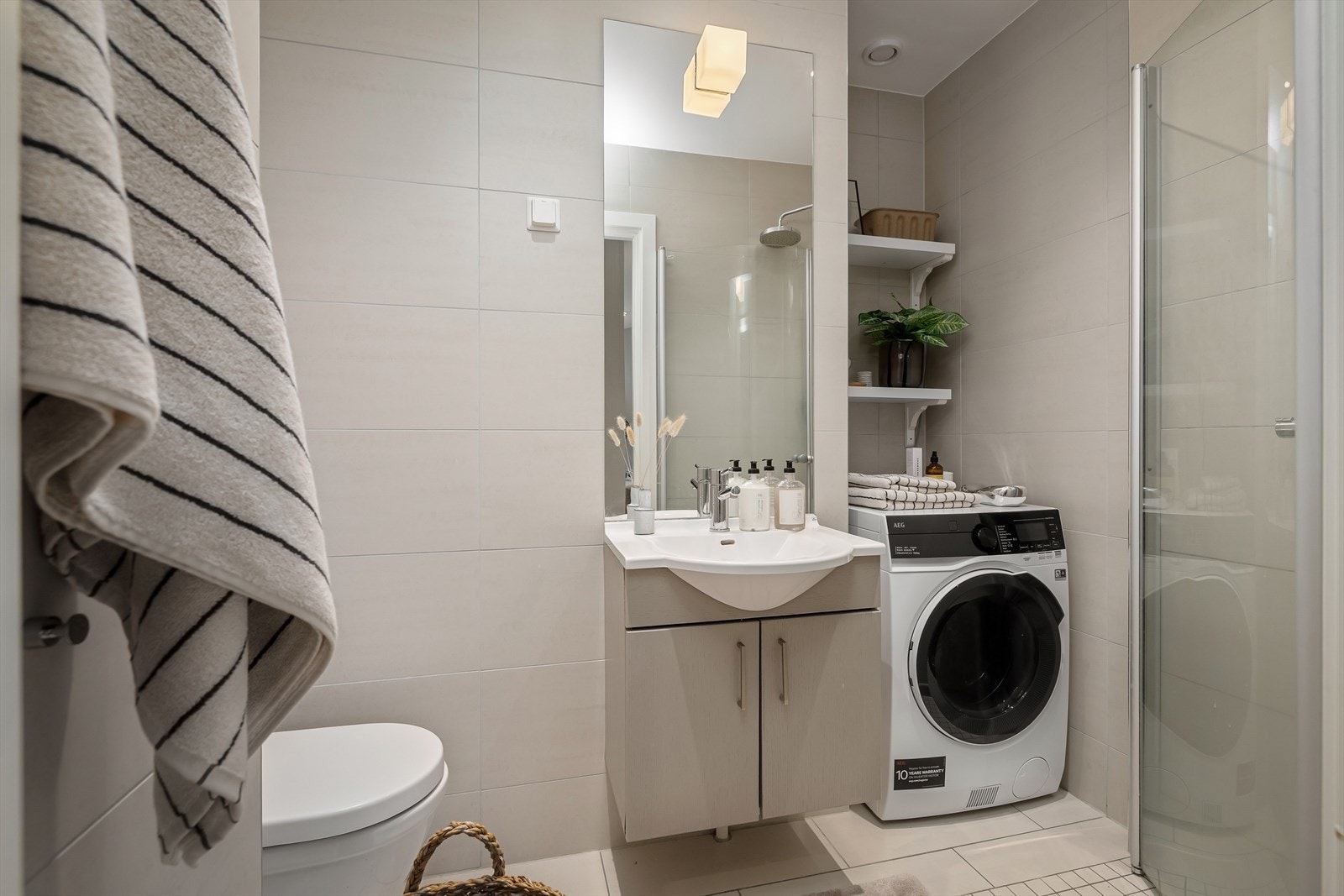 Delikat og funksjonelt bad utført i tidløst design Galleribilde