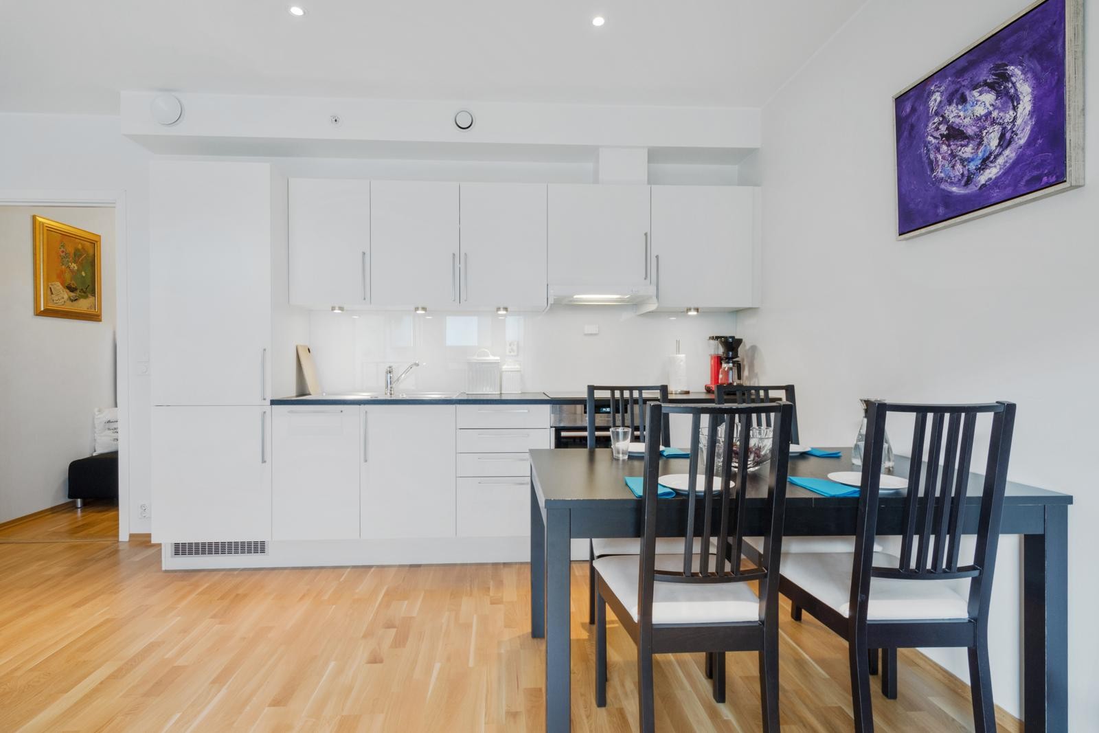 Kjøkken m/ integrerte hvitevarer som kombiskap, oppvaskmaskin og komfyr. Åpen løsning med spiseplass Galleribilde