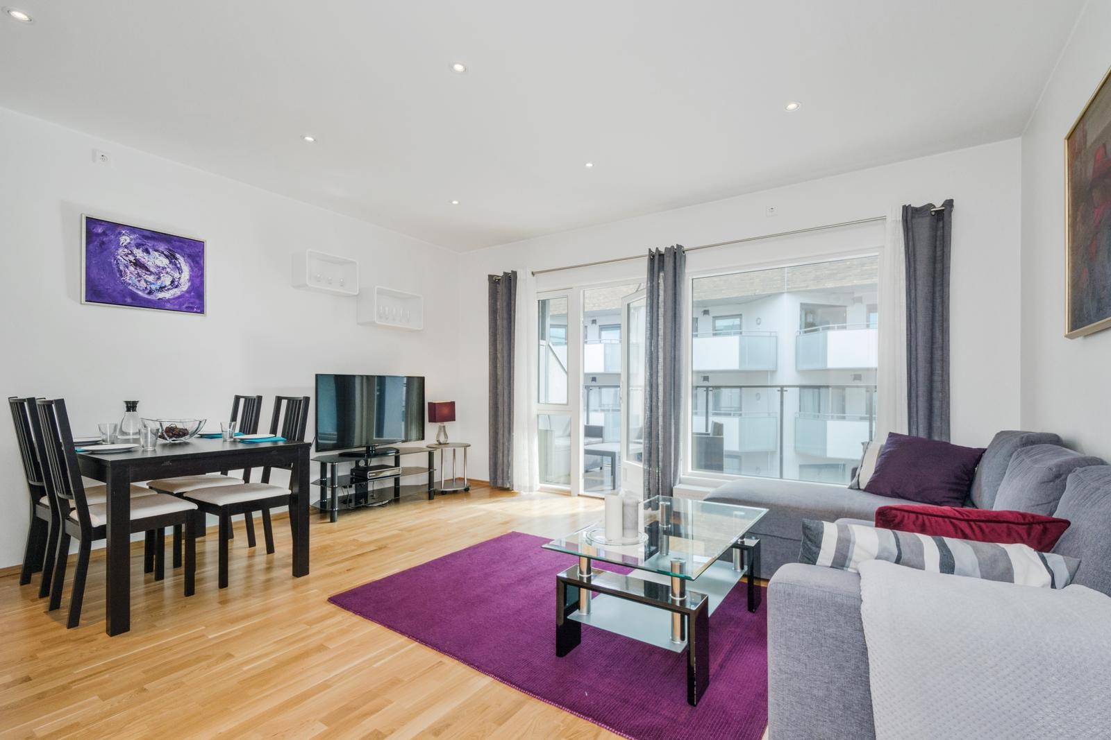 Lys og luftig stue med spise- og sittegruppe, samt utgang til altan. Galleribilde