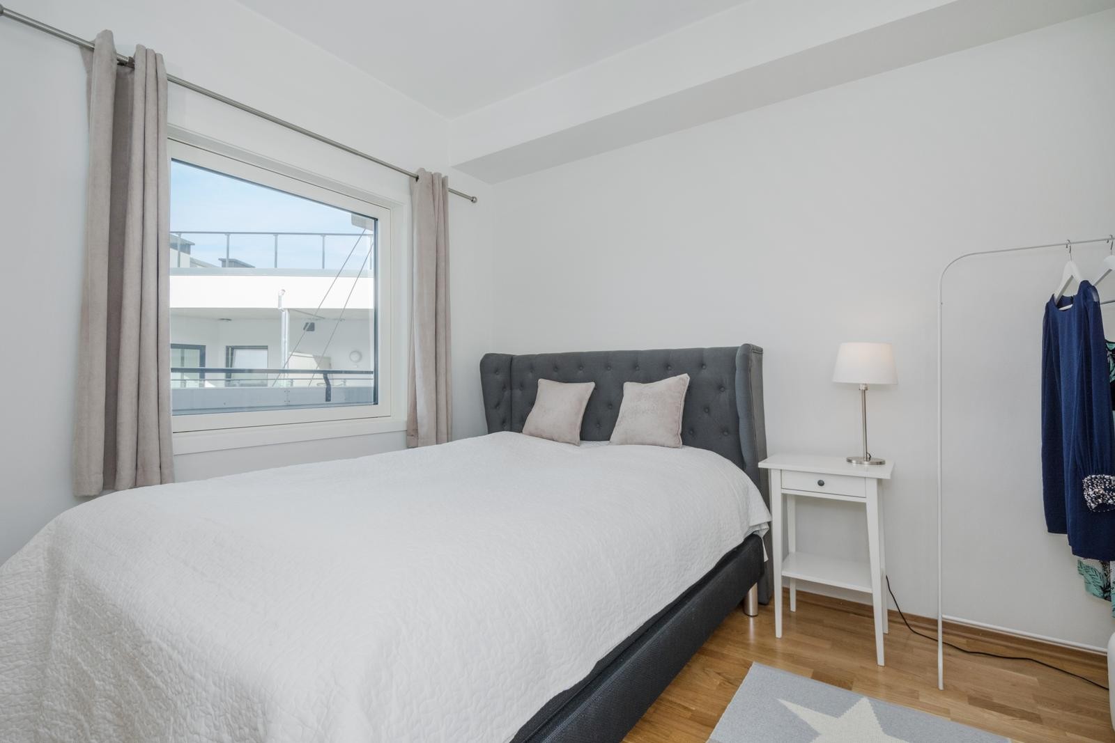 Svalt soverom med dobbeltseng, stor skyvedørsgarderobe, i tillegg til bod/walk-in-closet. Galleribilde