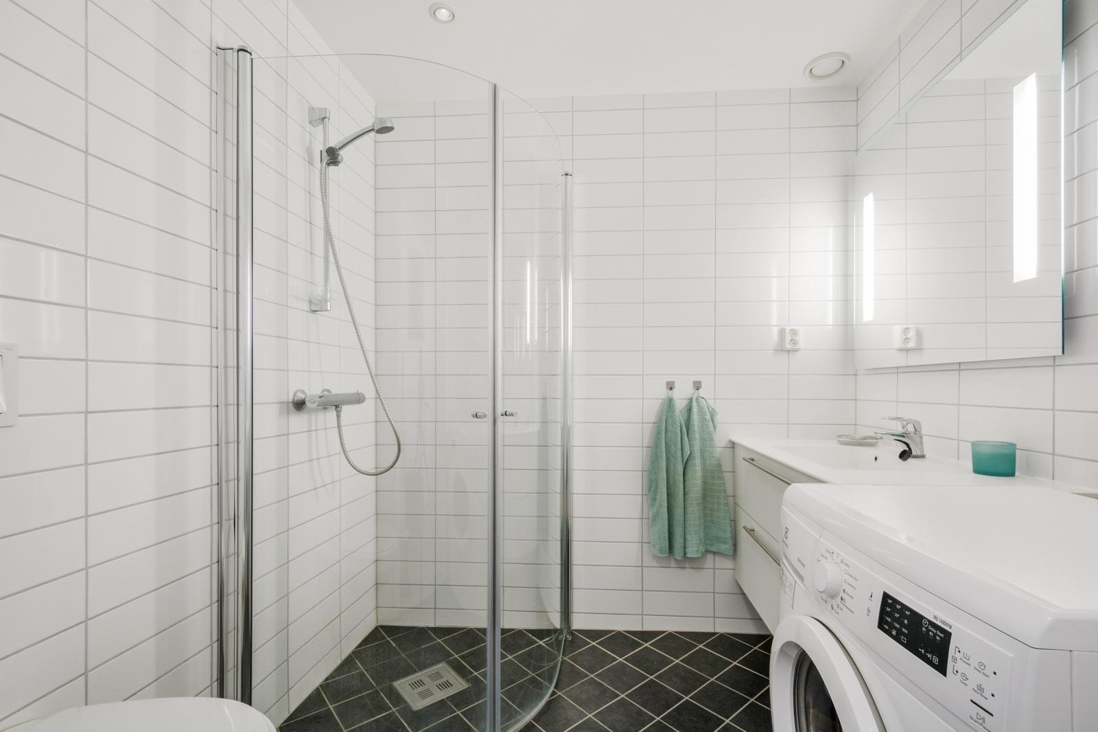 Helfliset bad med vaskemaskin og vannbåren varme i gulvet. Galleribilde