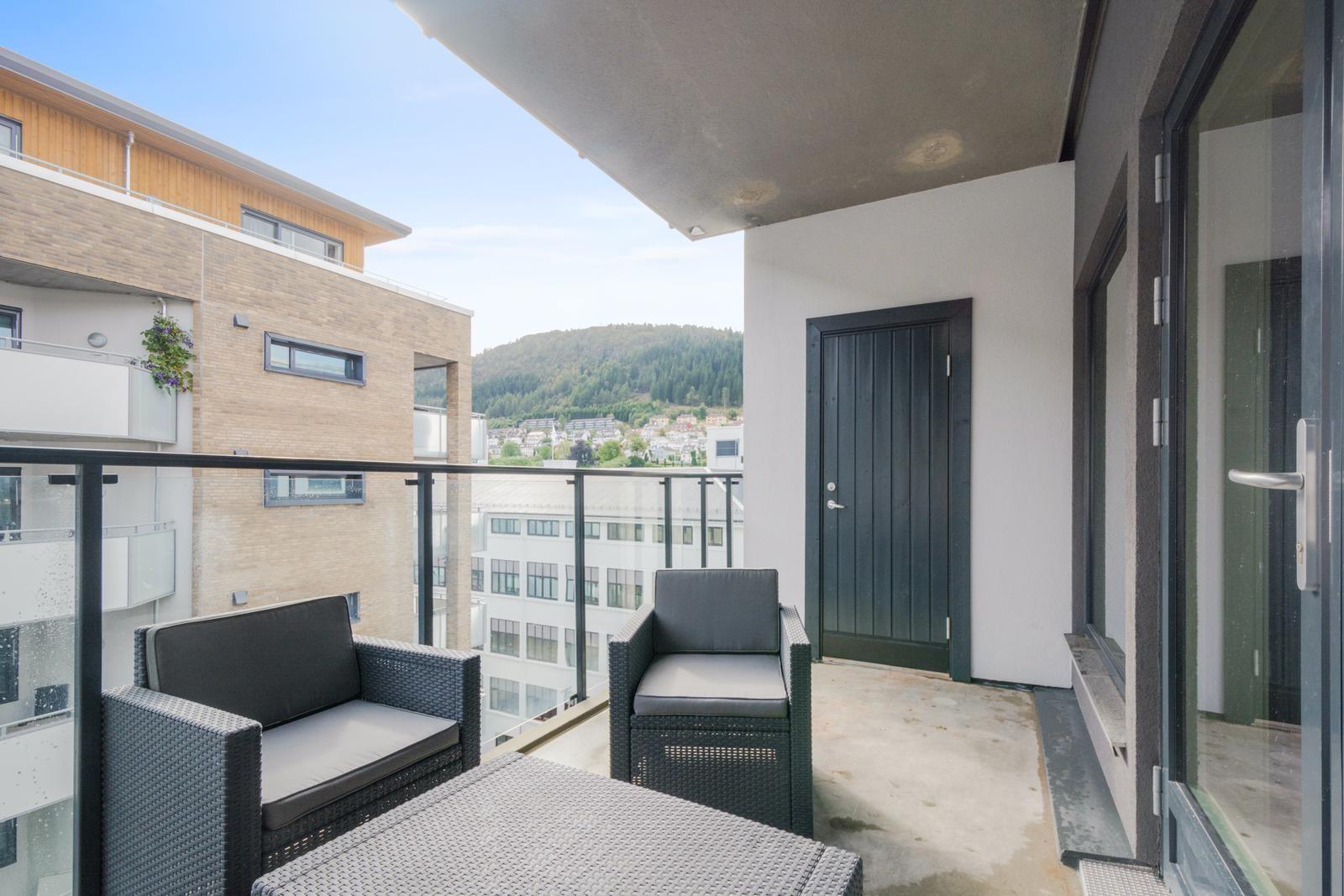 Altan med god plass til sittemøblement og med egen bod. Galleribilde