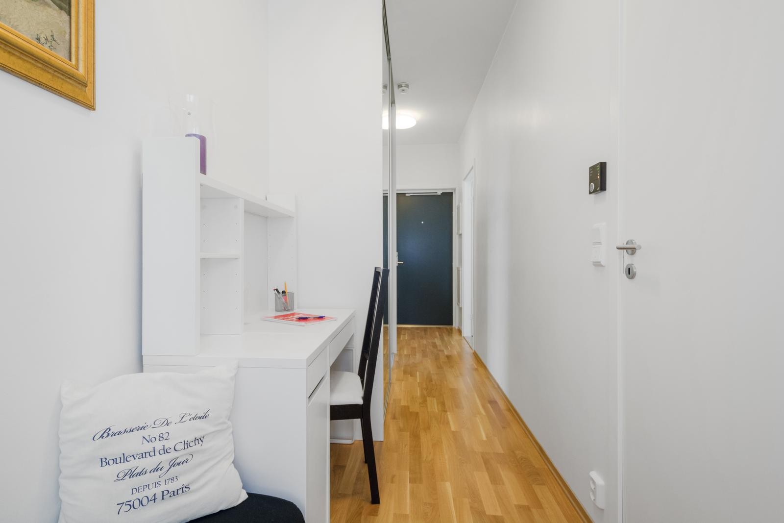 Entré med skyvedørsgarderobe og speil langs vegg, i tillegg til en liten kontorplass. Galleribilde