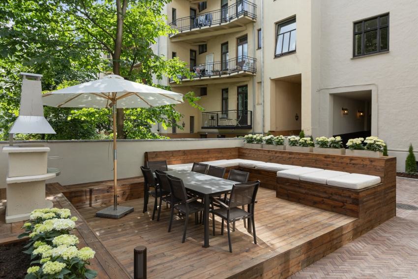 Bakgården er romslig og frodig med gode løsninger Galleribilde