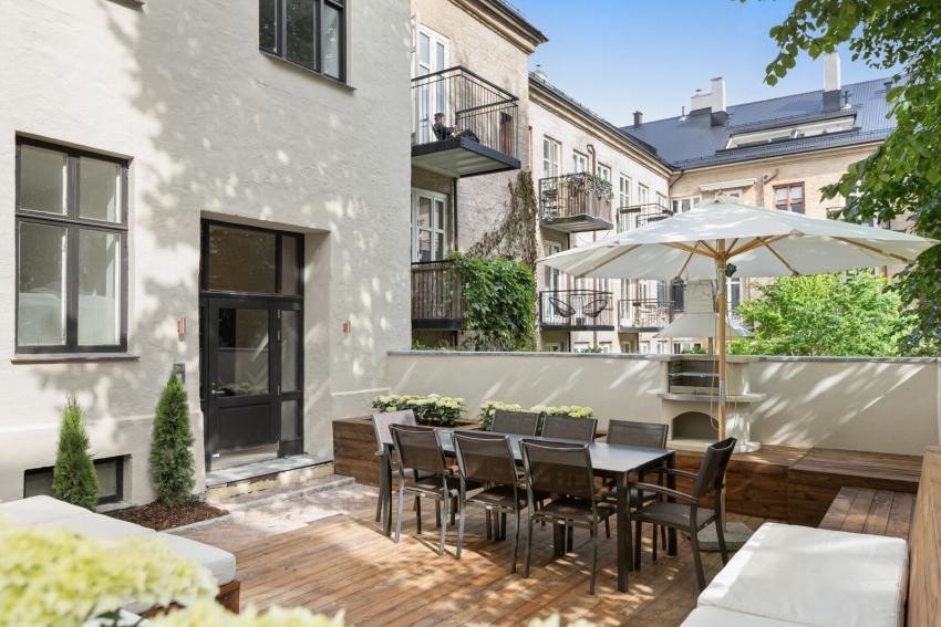 Hovedbakgården byr også på frodig beplantning, pizzaovn og strømuttak ved sittebenkene - perfekt dersom en vil trekke ut på solfylte sommerdager Galleribilde