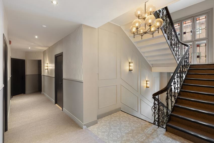 Her er det ikke spart på detaljene, med flott tapet, brystningspanel og lysekroner Galleribilde