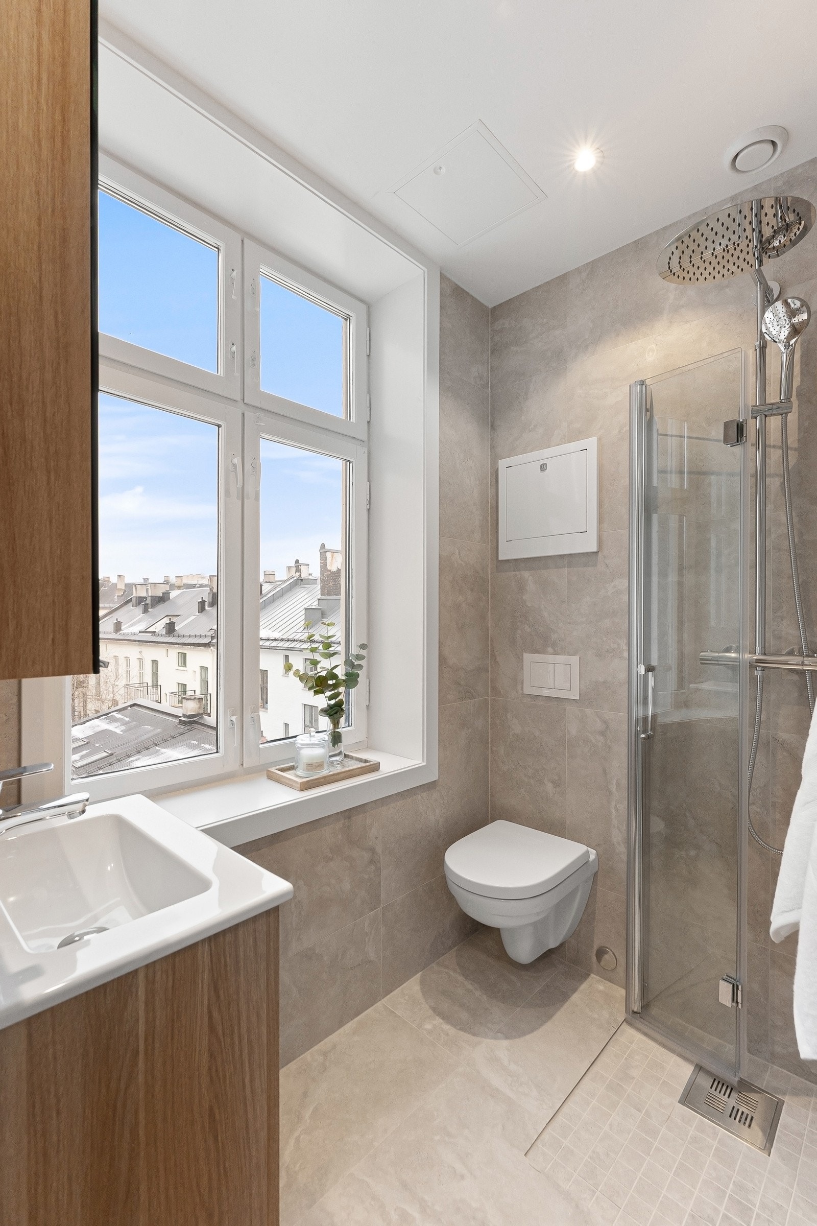 Lekkert bad overflateoppusset med moderne fliser, regnfallsdusj, varmekabler og ny innredning Galleribilde