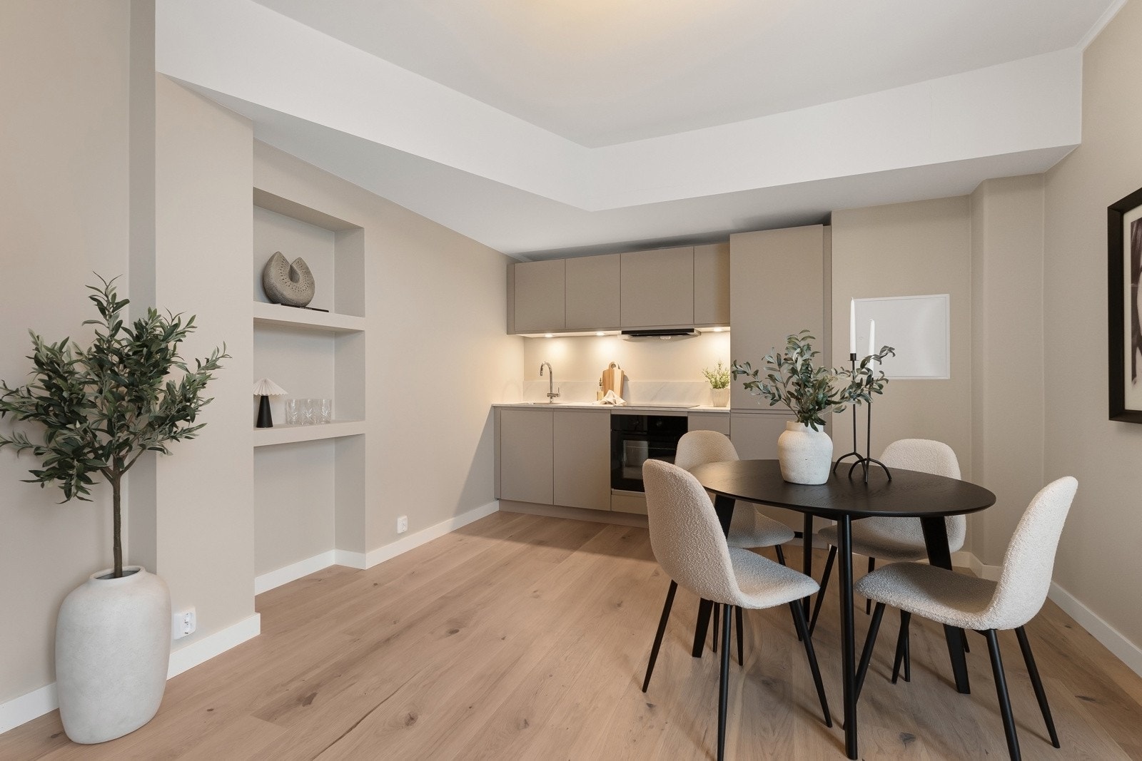 Praktiske, integrerte hyller som skaper et rent og gjennomført uttrykk Galleribilde