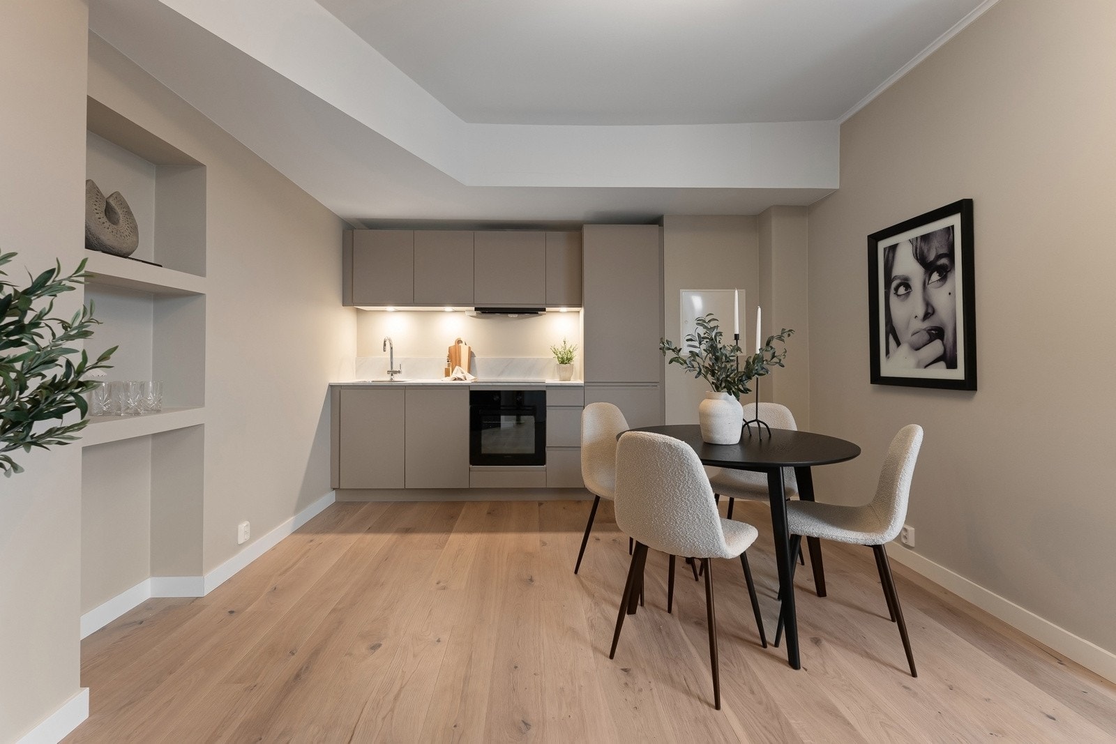 Kvik kjøkken fra 2025 med moderne farger og stilrene materialvalg på innredningen Galleribilde