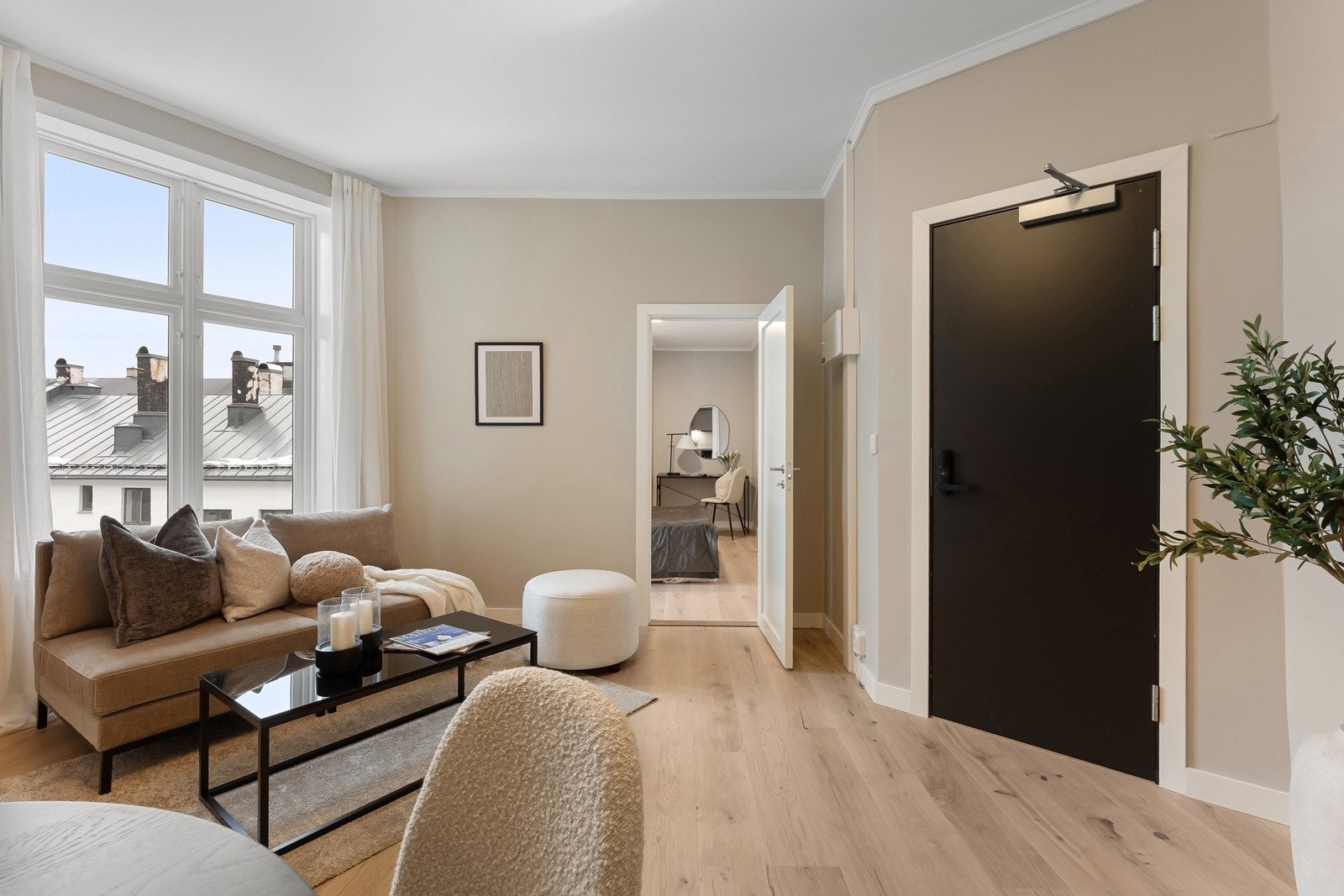 Fra stuen er det direkte inngang til leilighetens soverom Galleribilde