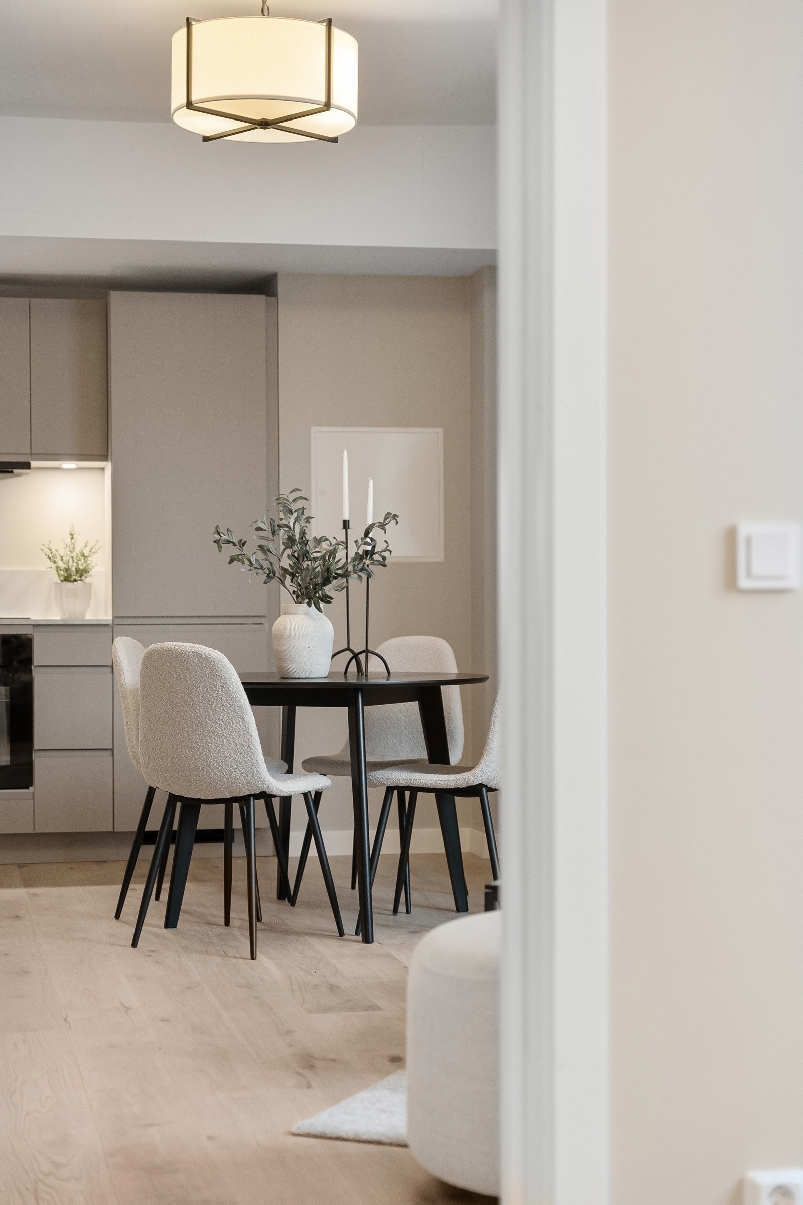 En sosial sone med god plass til spisegruppe Galleribilde