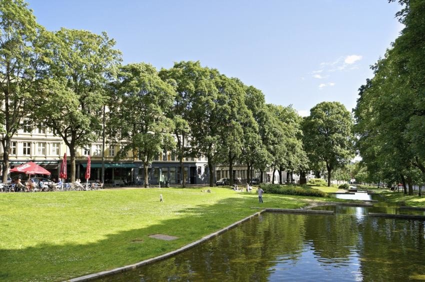 I Kiellands park er det gode muligheter både for å nyte sommeren, eller sette seg på en av de flere gode uteserveringene som tilbys. Her finner du blant annet Los Tacos og Colonialen med sine gode tilbud på mat og drikke Galleribilde