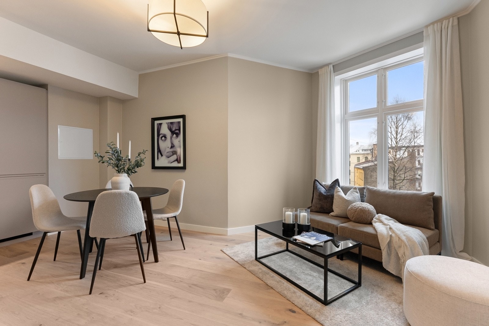 Boligen har en tidløs stue, med lyse fargevalg og god takhøyde Galleribilde