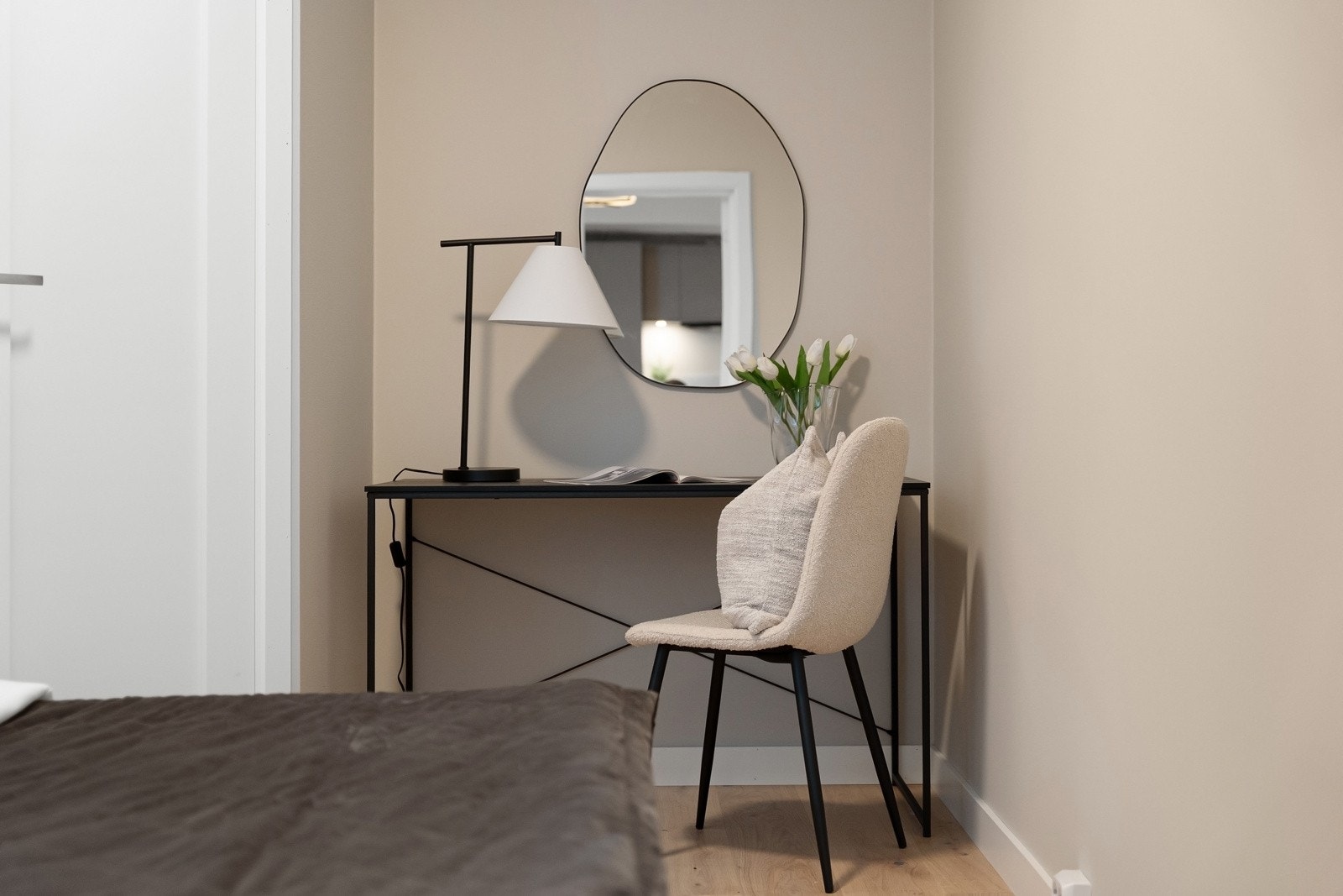 Plass til skrivebord - perfekt for hjemmekontor Galleribilde