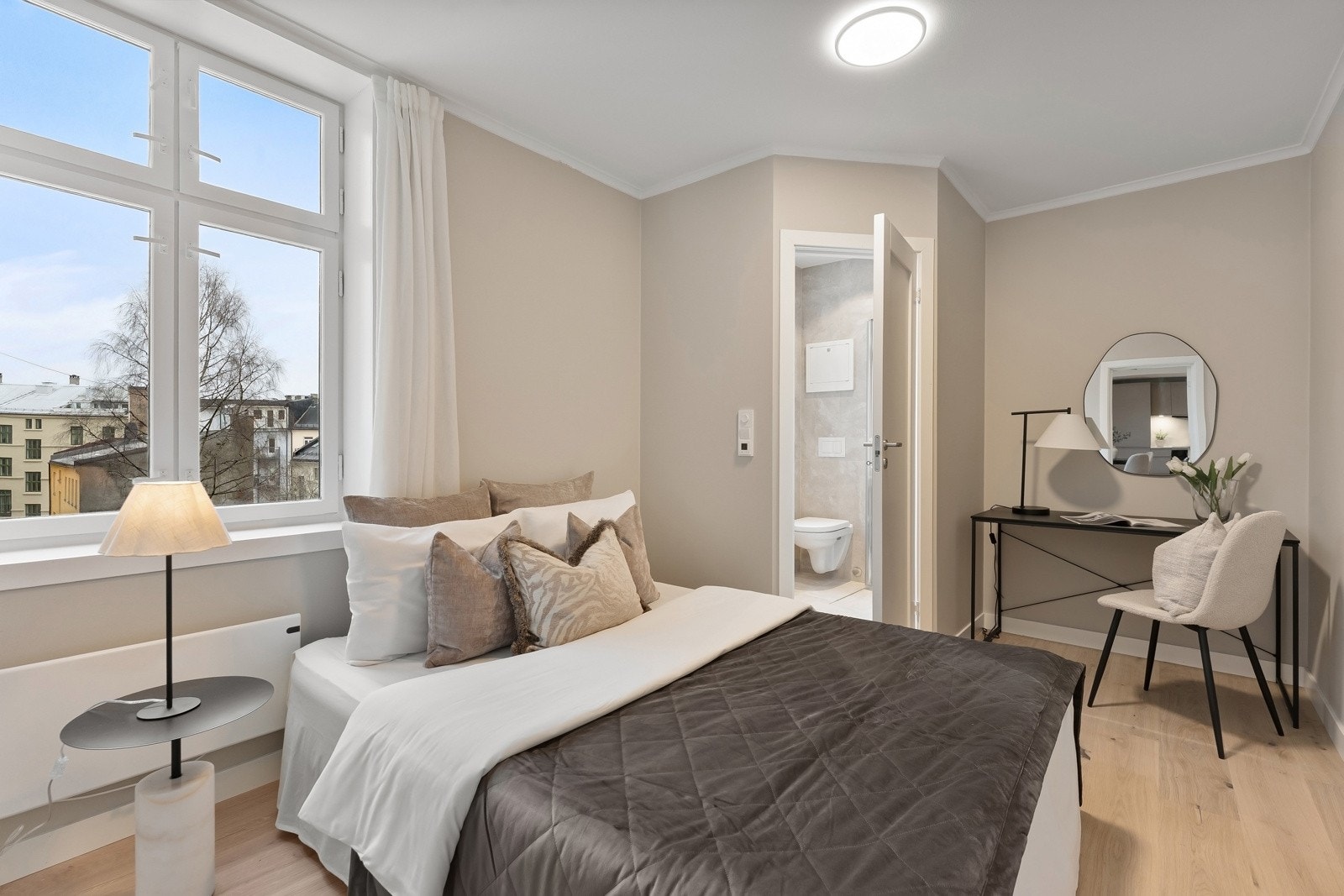 Fra soverommet er det direkte adkomst til leilighetens baderom Galleribilde