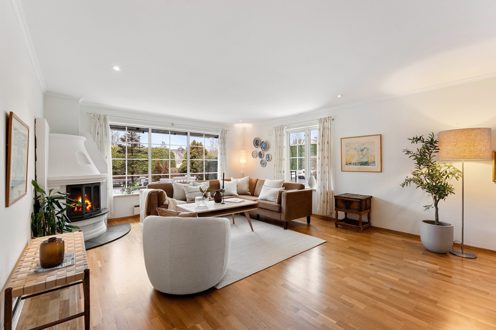 Stuen har deilig peis og er enkel å møblere. Galleribilde