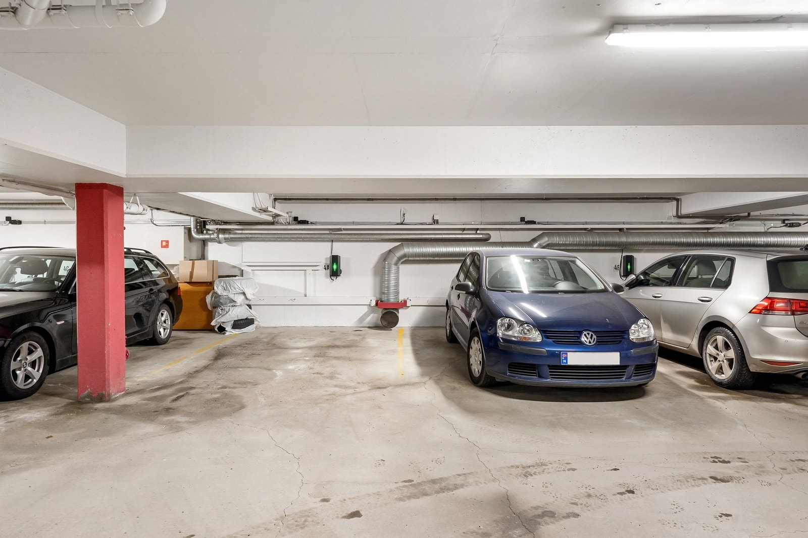 Det medfølger to garasjeplasser, hvorav én er utstyrt med el-lader. Galleribilde