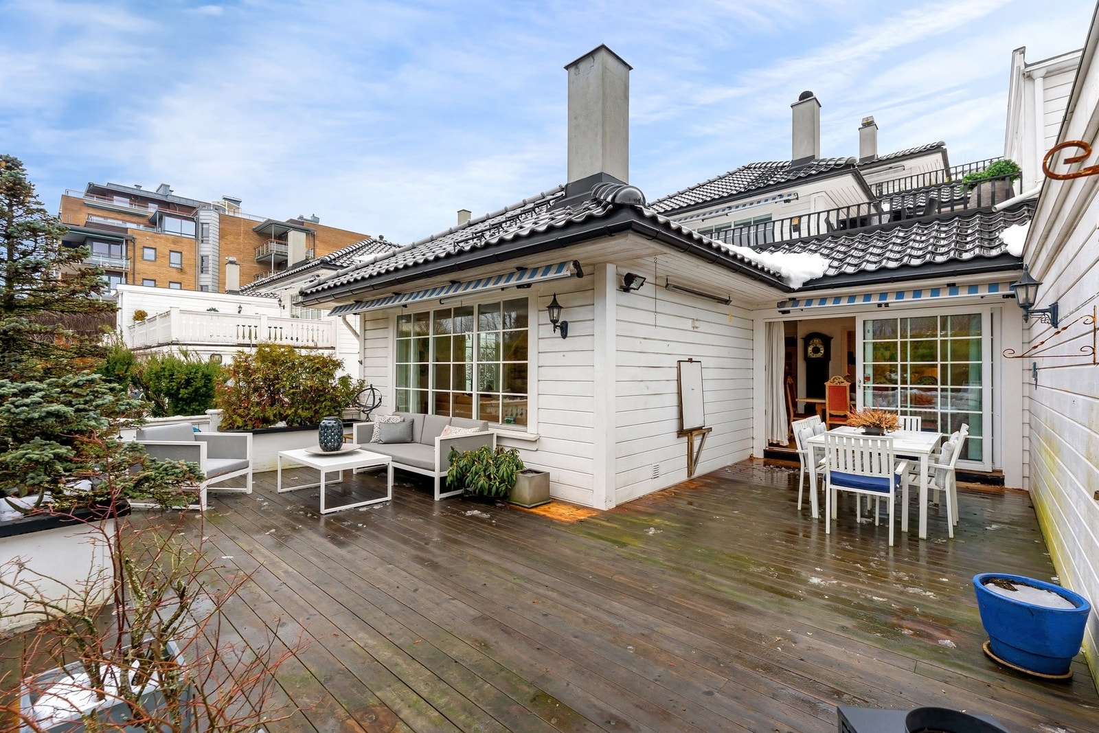 Stor terrasse 44 m2 med impregnerte terrassebord, rekkverk og blomsterkasser. 2 elektriske terrassemarkiser og varmelister. Galleribilde