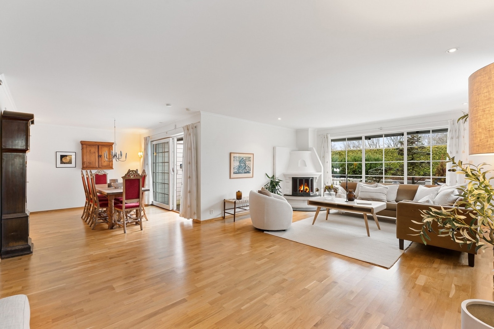 Leiligheten byr på tre gode soverom, en romslig stue med peis som naturlig samlingspunkt, samt direkte utgang til terrassen. Galleribilde