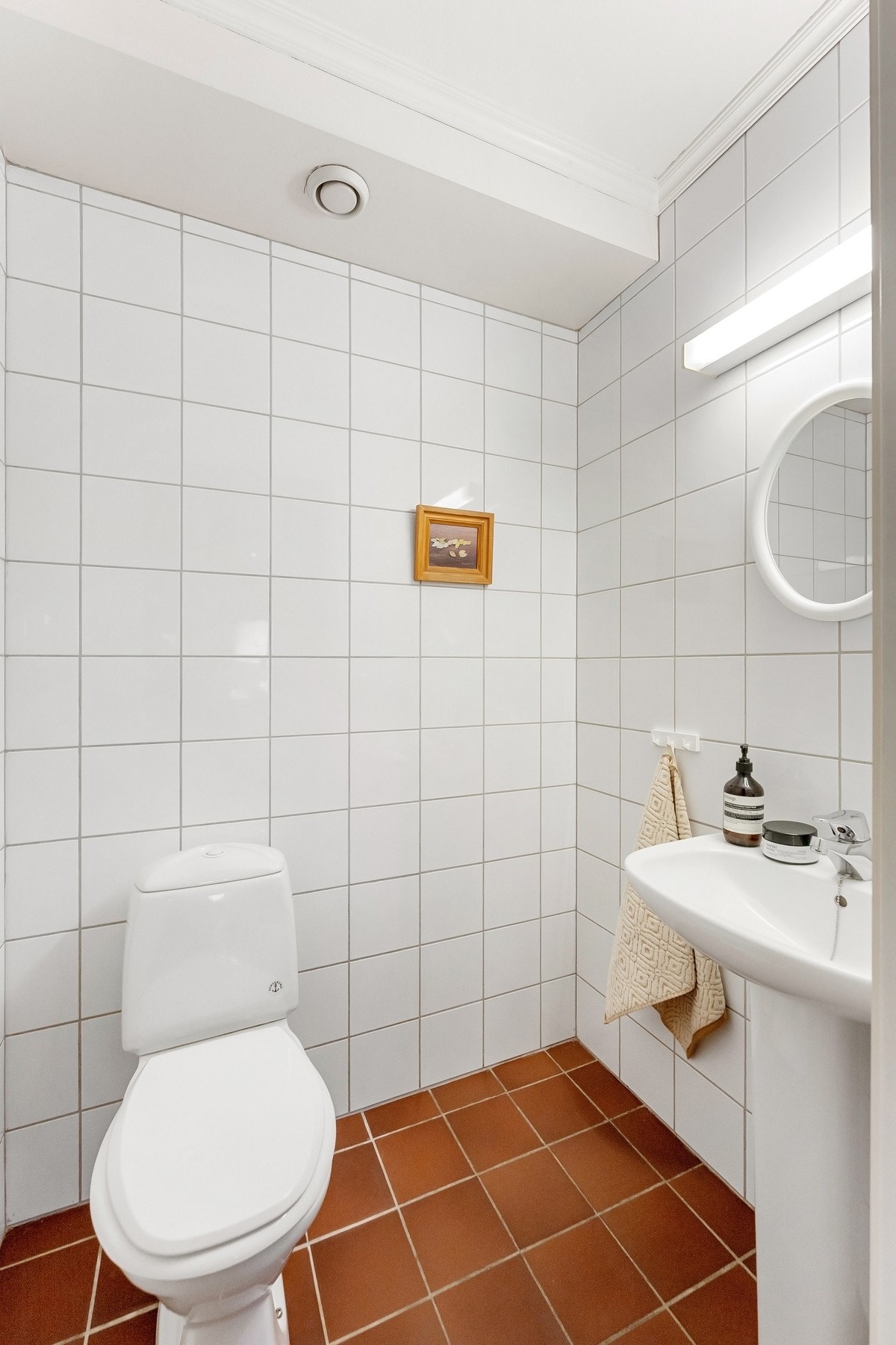 Toalettrom med flislagt gulv med varmekabler og flislagte vegger. Gulvmontert toalett og
porselensvask på søyle. Galleribilde