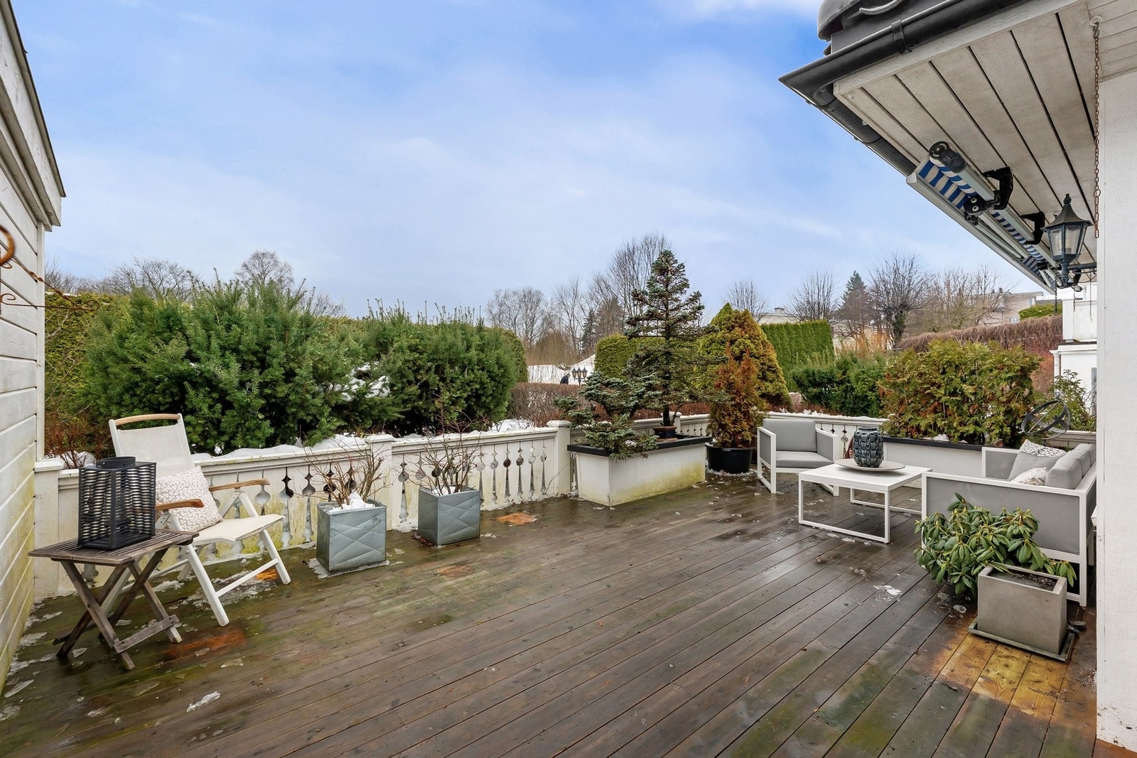 Terrassen gir rikelig med plass til både sittegrupper, spiseplass og grill - perfekte forhold for lange sommerdager og sosiale sammenkomster. Galleribilde