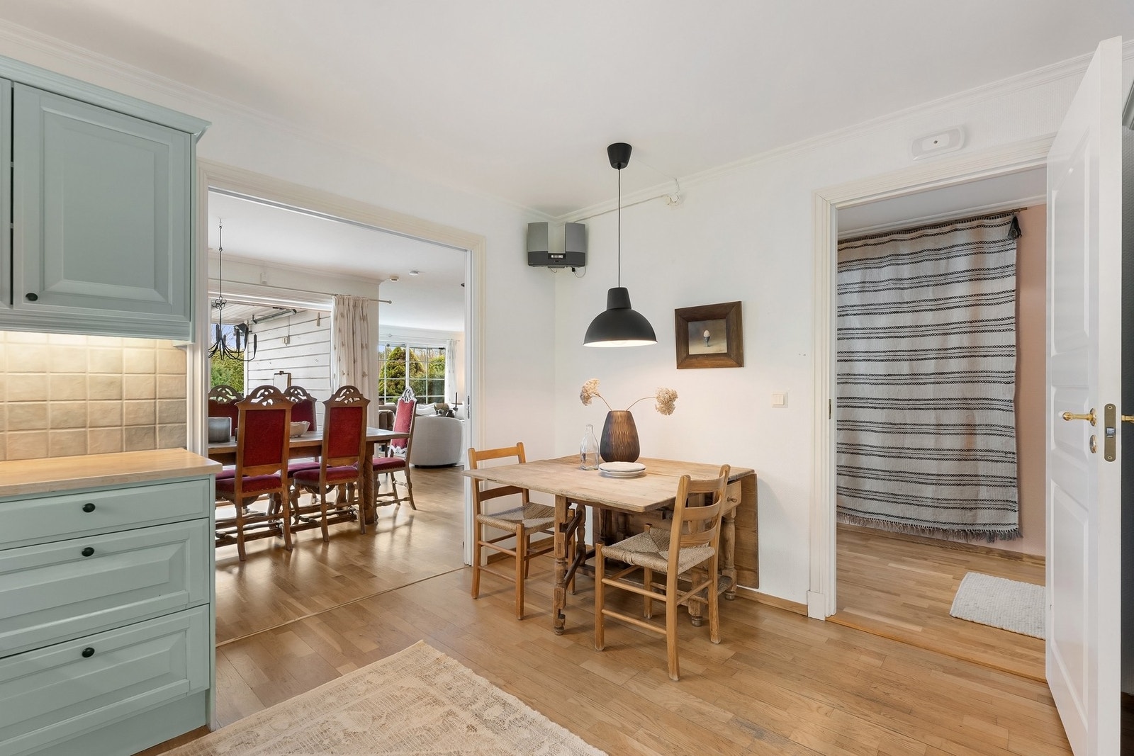 Kjøkkenet er av god størrelse med plass til spisebord. Galleribilde