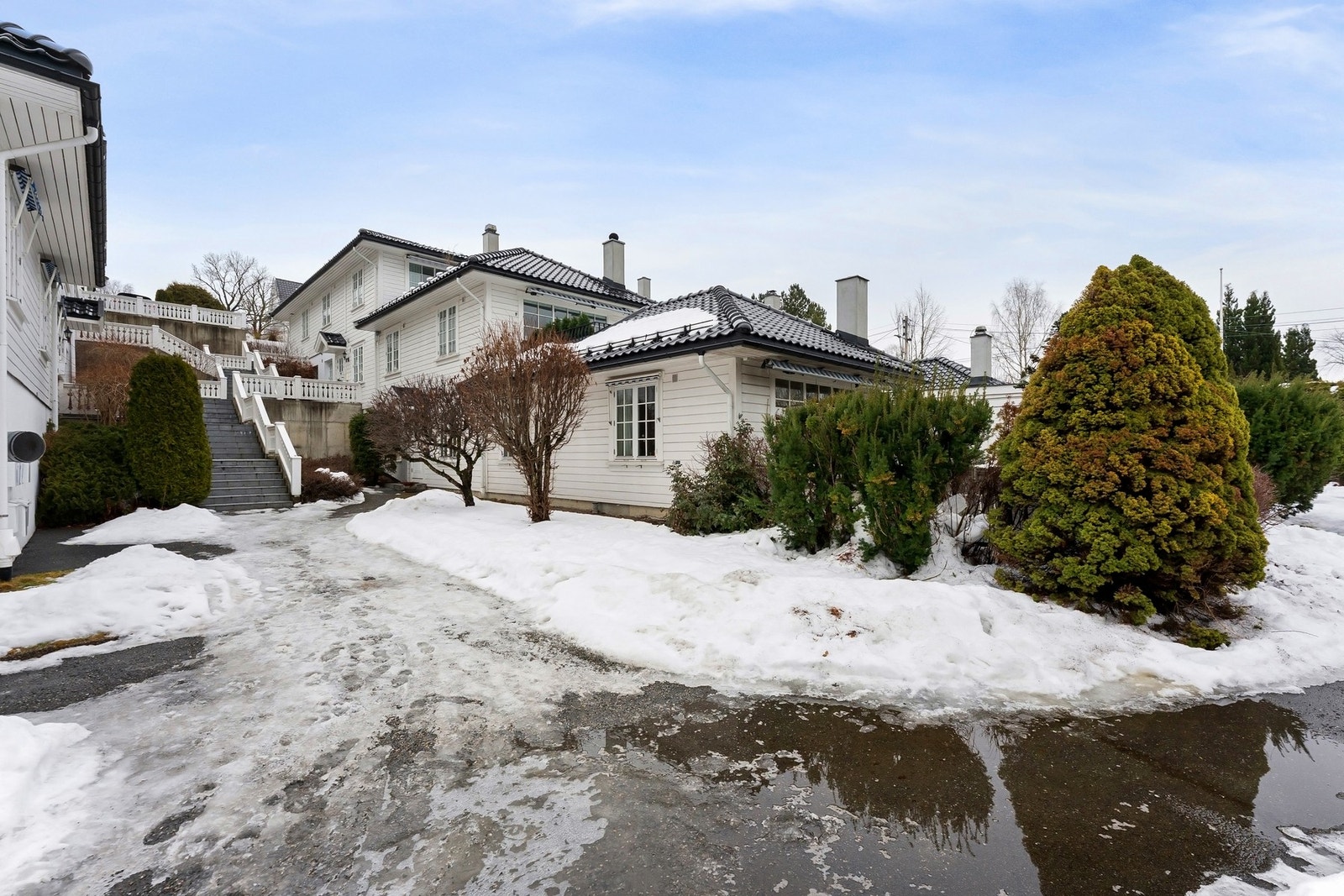 Stor og herskapelig 4 roms terrasseleilighet m/etterspurt beliggenhet på Smestad. Galleribilde