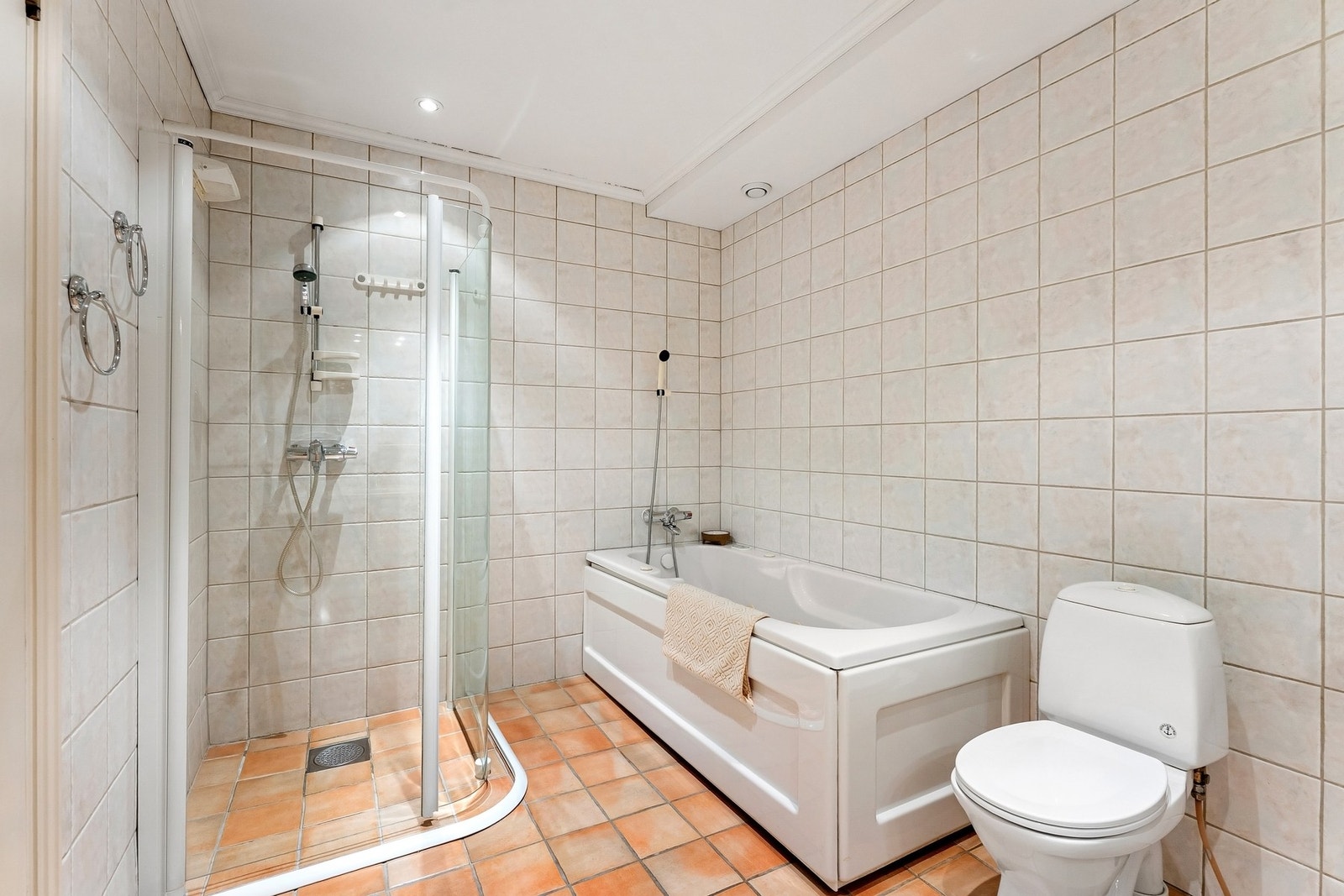 Det er installert boblekar, dusjvegg og gulvmontert toalett. Galleribilde