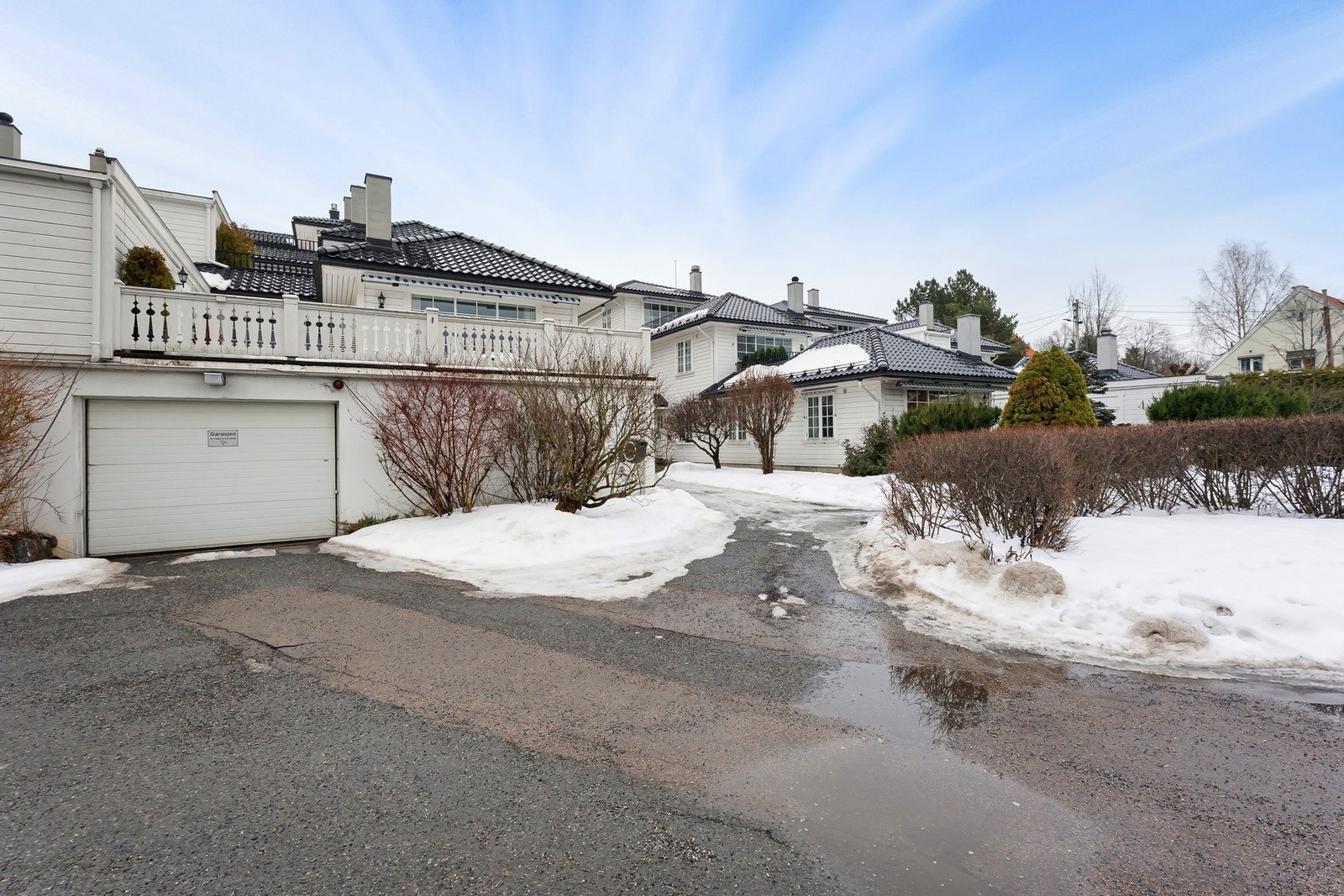 Beliggenheten på Smestad er svært attraktiv med kort vei til kollektivtransport, servicetilbud, skoler og flotte tur- og rekreasjonsområder. Galleribilde