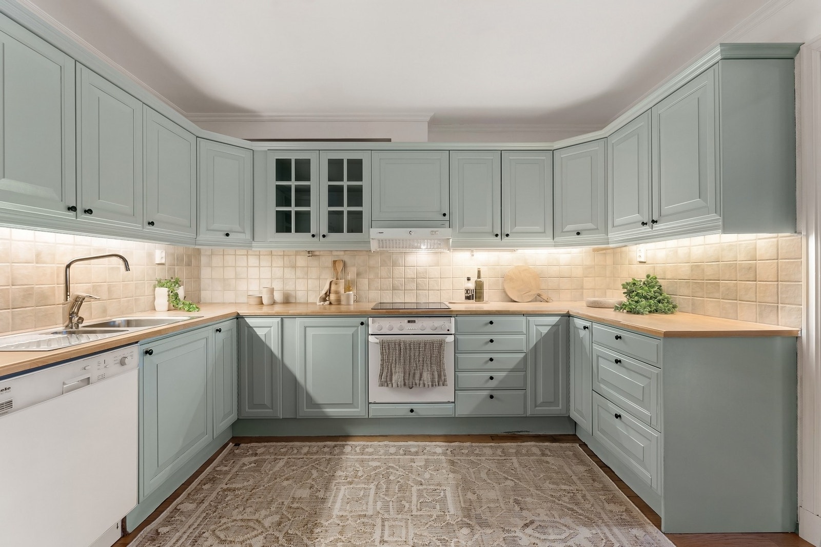 Oppvaskmaskin og nisje med kjøl/fryseskap. Ventilator i overskap. Galleribilde