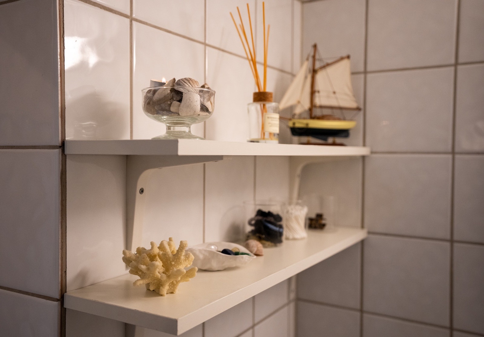 Rikelig med hylleplass på badet til oppbevaring eller pynt! Galleribilde