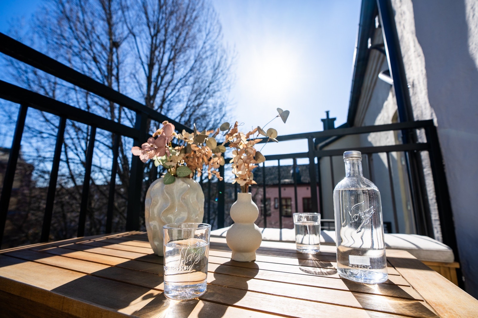 Ny balkong med gode solforhold – Perfekt for rolige stunder med en kaffe, bok og solbriller. Galleribilde