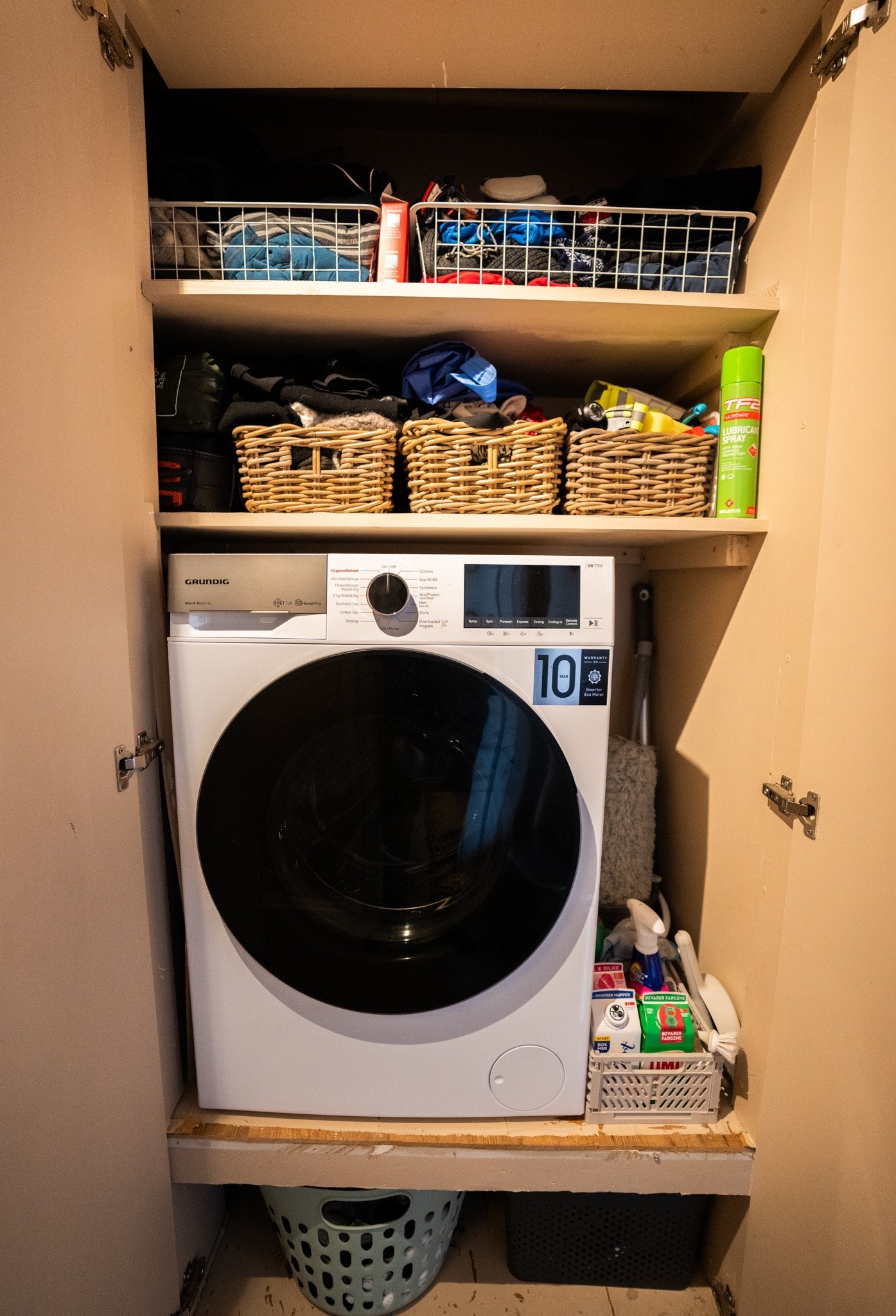 Praktisk vaskebod med kombi vaske & tørketrommel og masse oppbevaring. Galleribilde