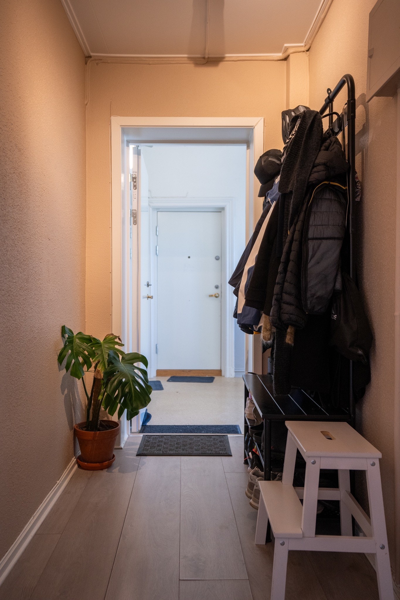 Lun og ryddig entré – med god plass Galleribilde