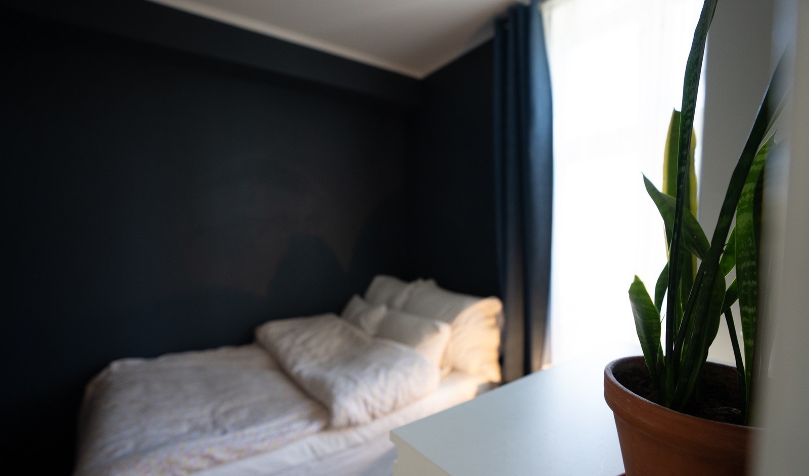 Soverom med god plass til dobbeltseng og praktisk oppbevaring - vendt mot stille bakgård Galleribilde