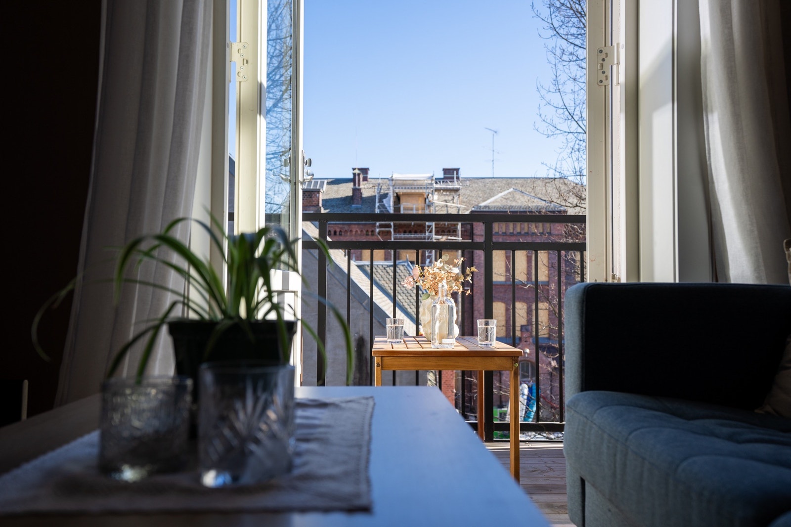 Den nye balkongen er en forlengelse av stuen om sommeren! Galleribilde