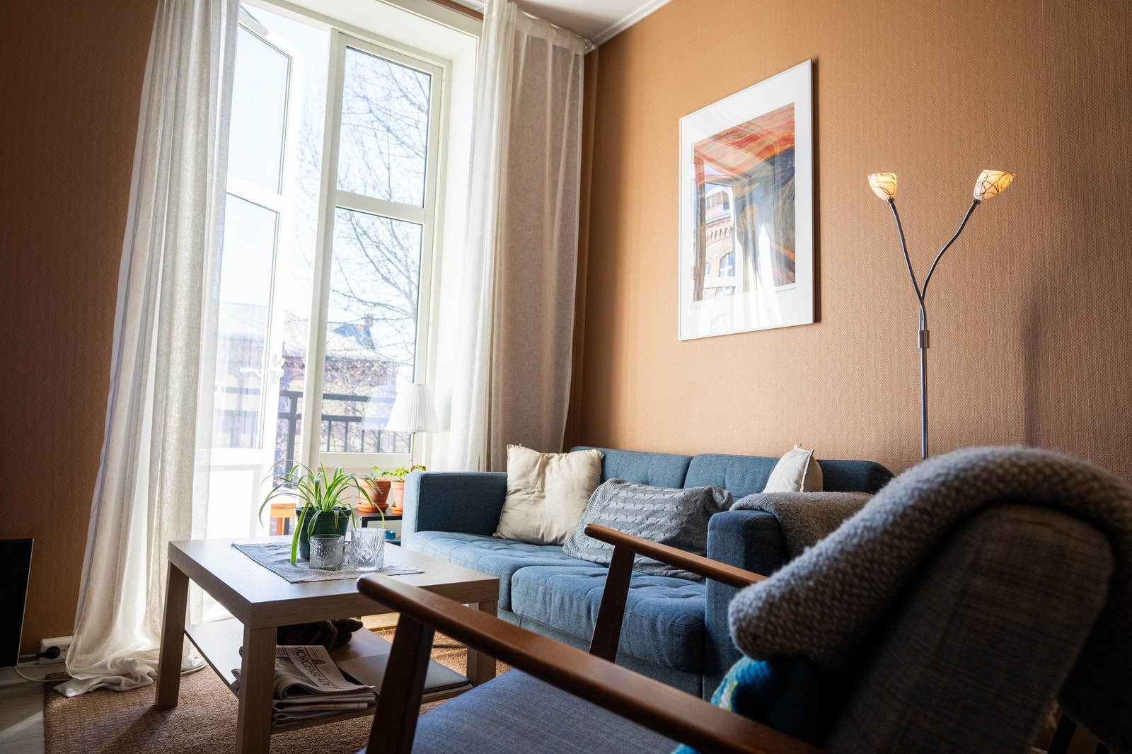 Lys og hyggelig stue med god takhøyde og utgang til balkong Galleribilde