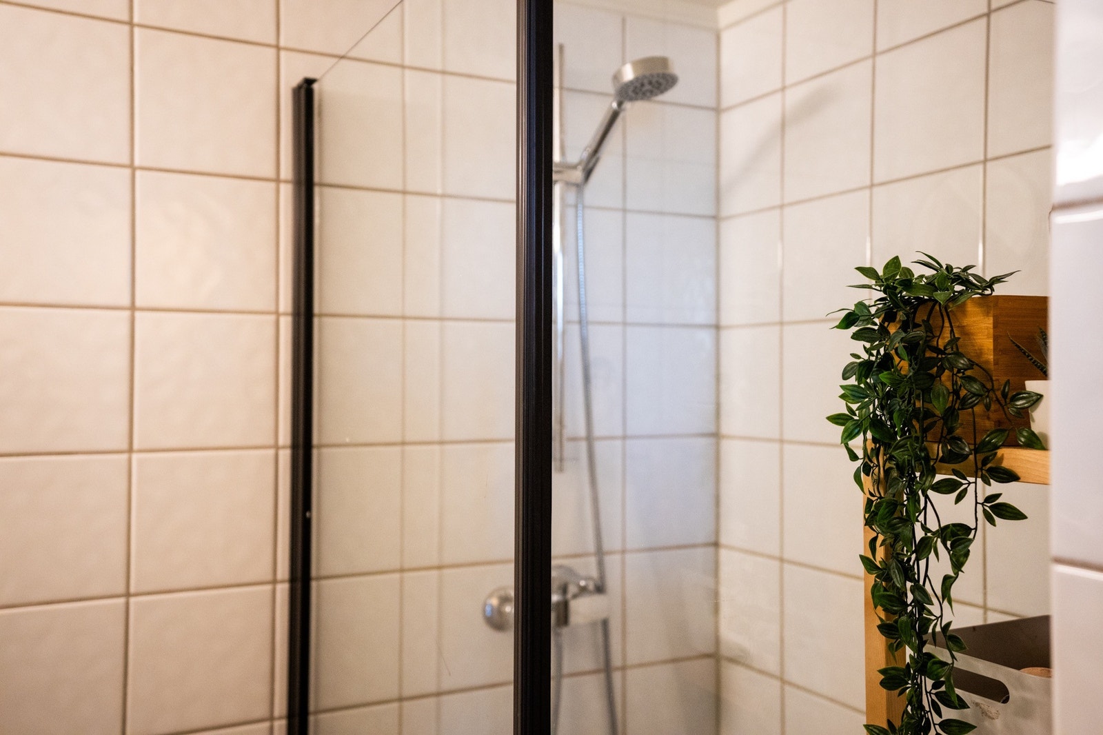 Delikat bad med moderne detaljer – Rent, ryddig og funksjonelt. Galleribilde