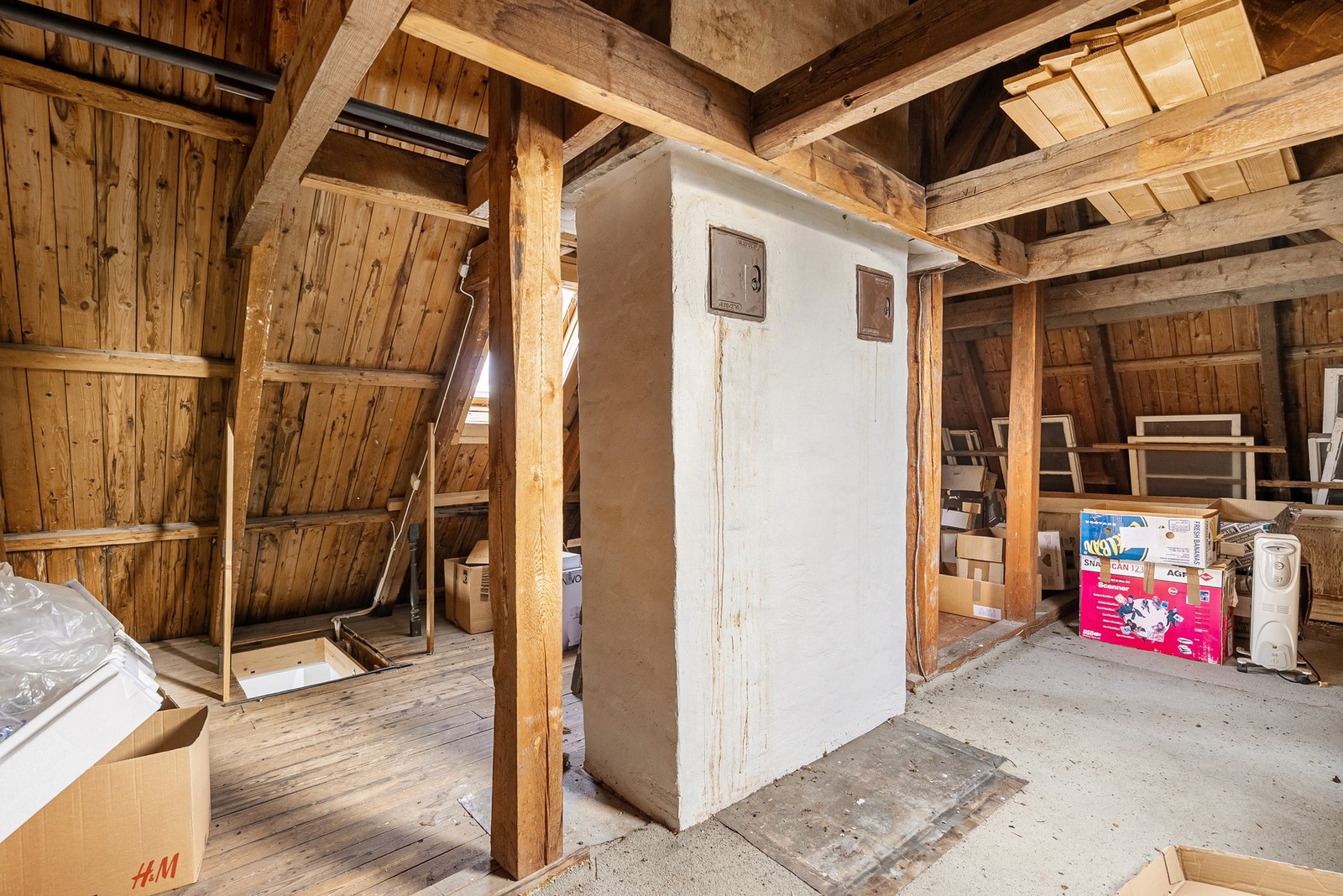 Det er også rikelig med lagringsplass på loftet Galleribilde