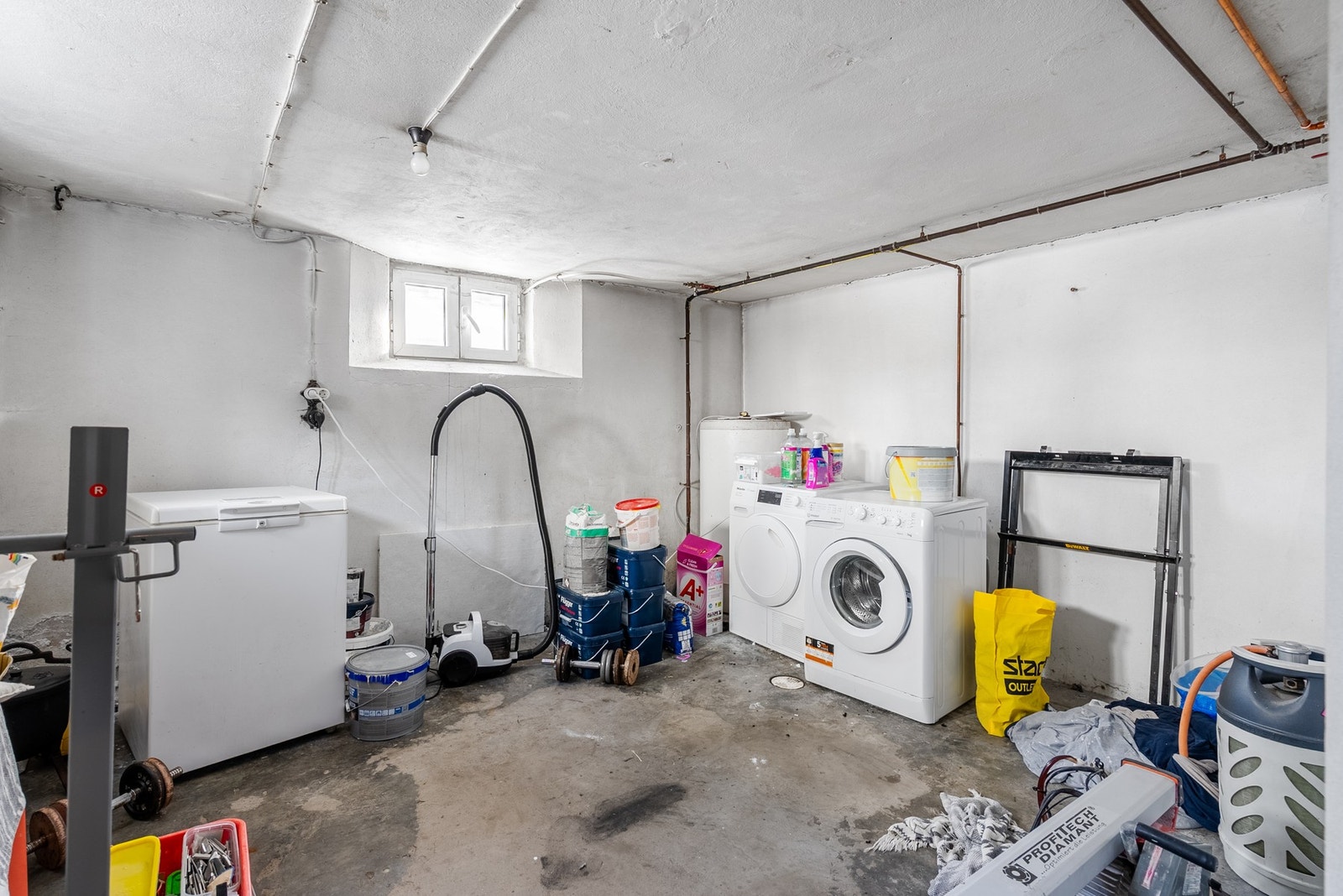 I kjelleretasjen har du opplegg til vaskemaskin og rikelig med lagringsplass Galleribilde
