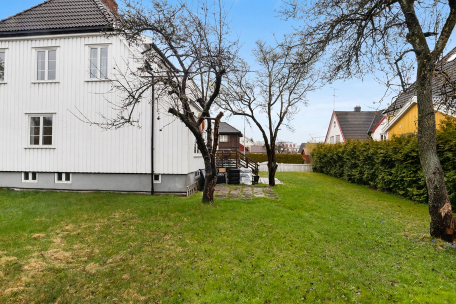 Bilde av hagen sommertid (trærne er ikke der i dag) Galleribilde