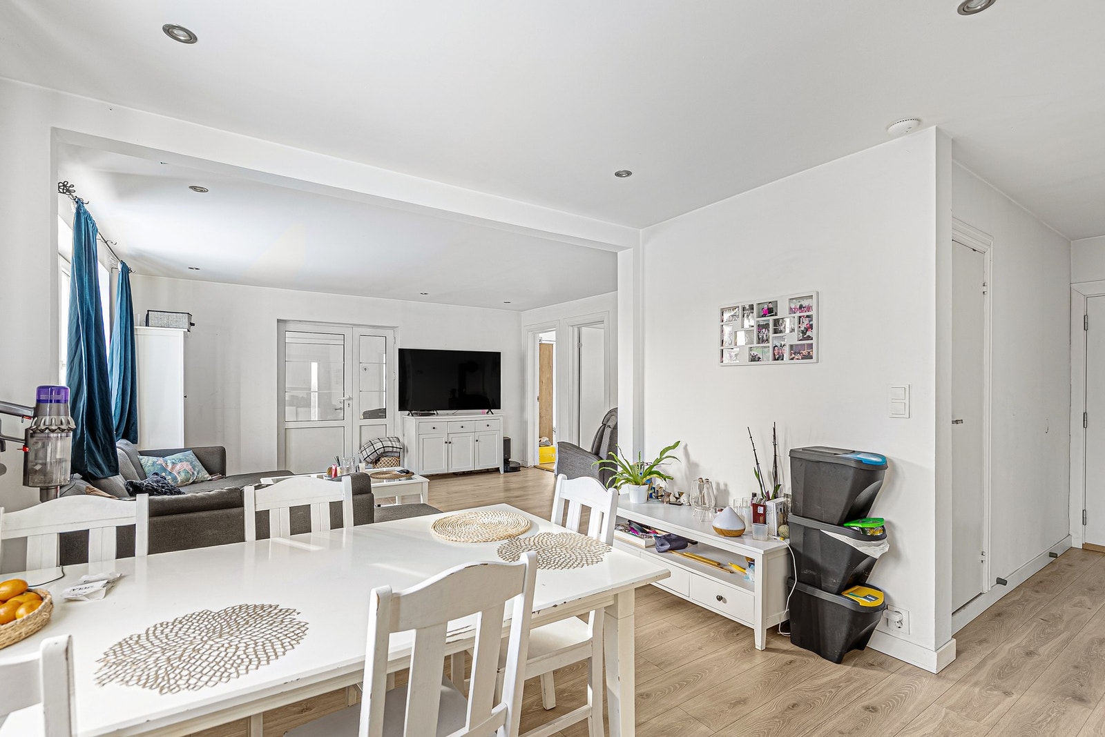 Overflatene ble malt og gulvene skiftet i 2021, noe som gir et oppdatert og helhetlig uttrykk. De nøytrale fargetonene gjør det enkelt å sette ditt eget personlige preg på boligen Galleribilde