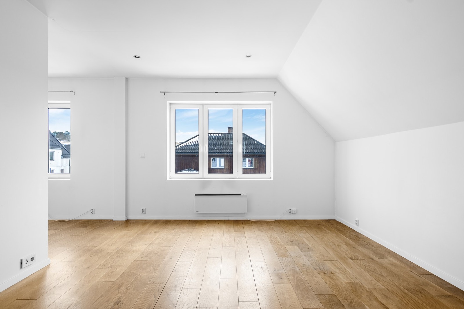 Også i denne etasjen har du overflater som ble malt i 2021, downlights i taket og store vinduer Galleribilde