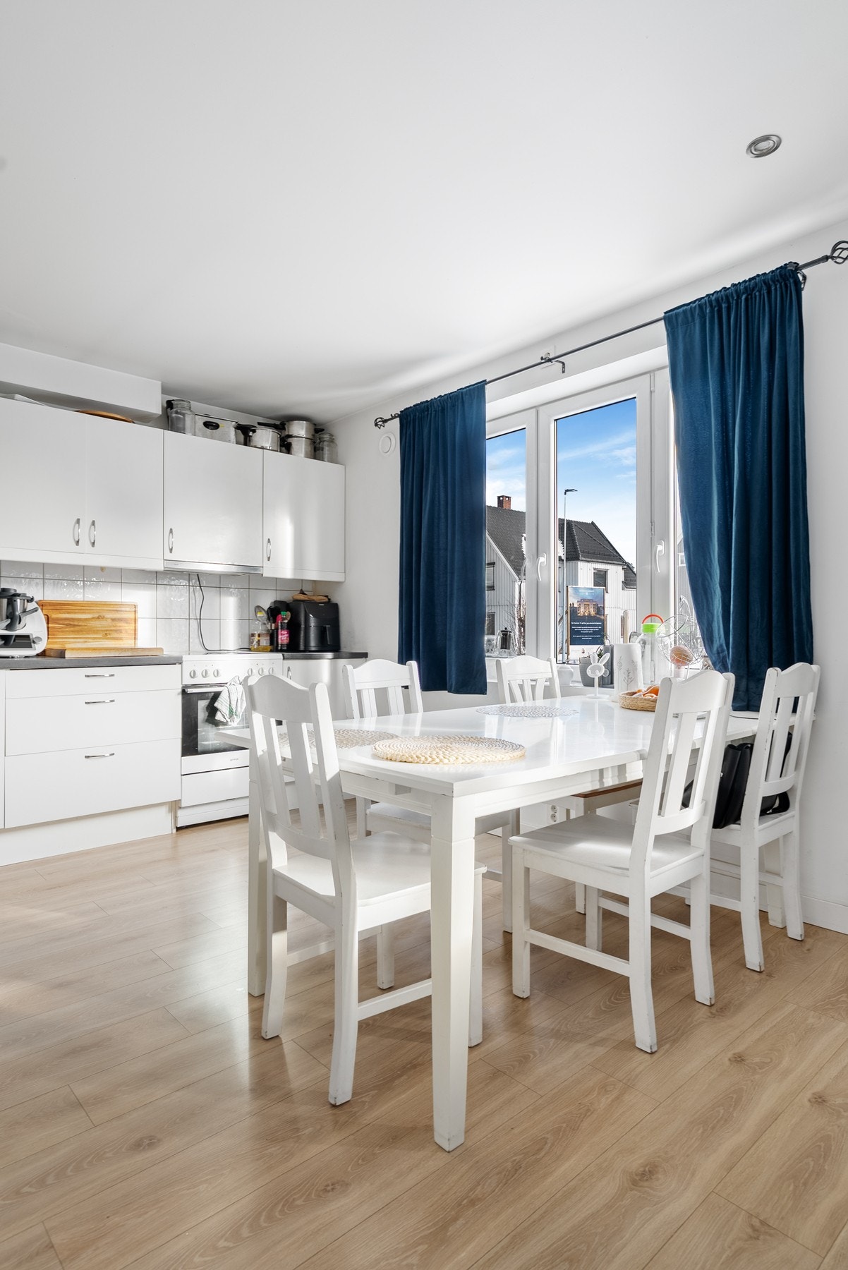 I begge etasjer har du lyse og åpne oppholdsrom med store vindusflater og godt lysinnslipp Galleribilde