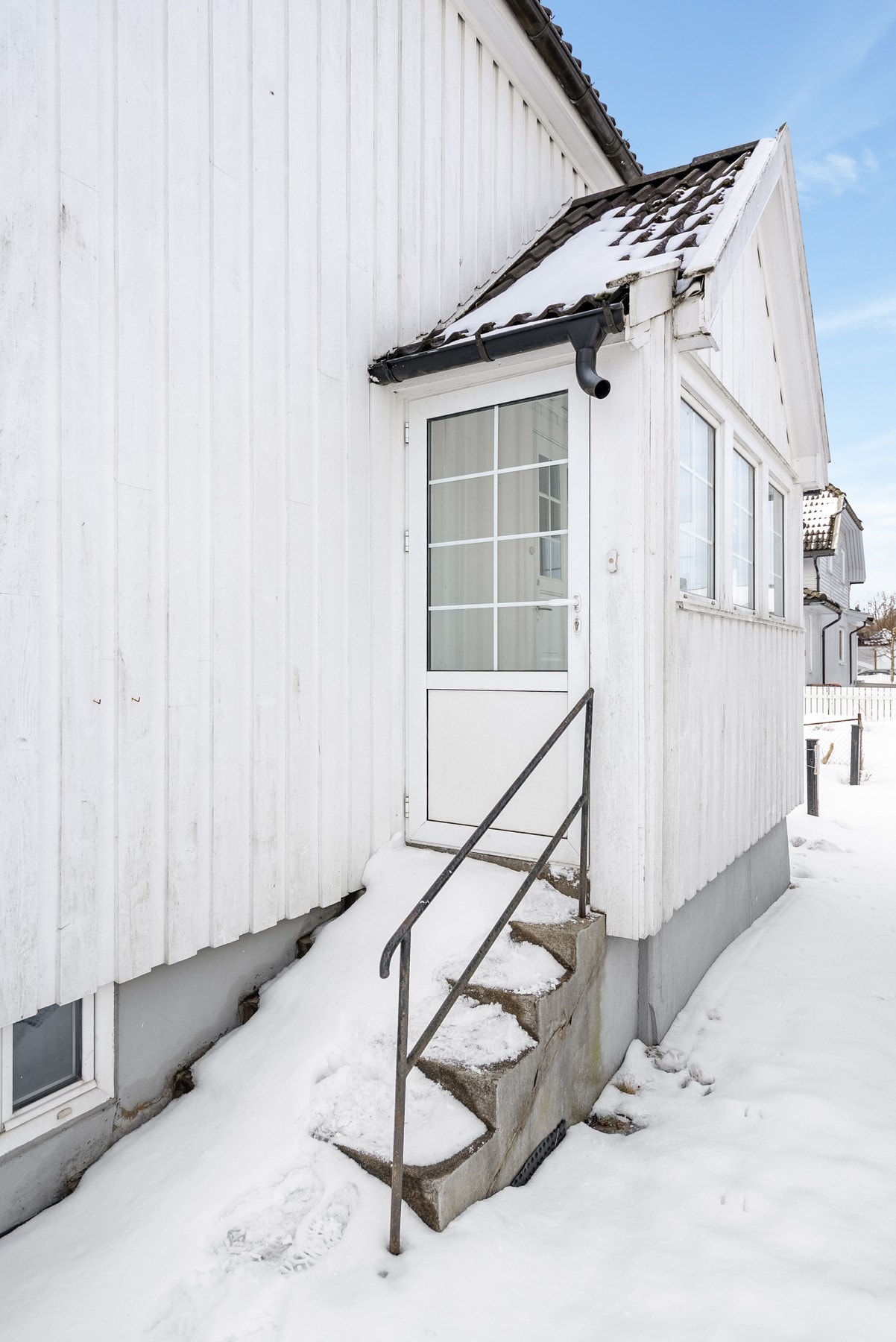 Leiligheten i 2.etasje har separat inngang på siden av huset Galleribilde