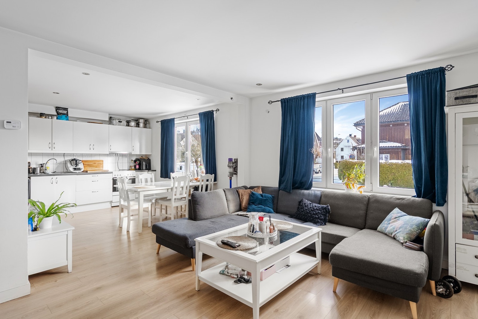 Planløsningen i de 2 etasjene er ganske tilsvarende og inneholder stue og kjøkken i åpen løsning Galleribilde