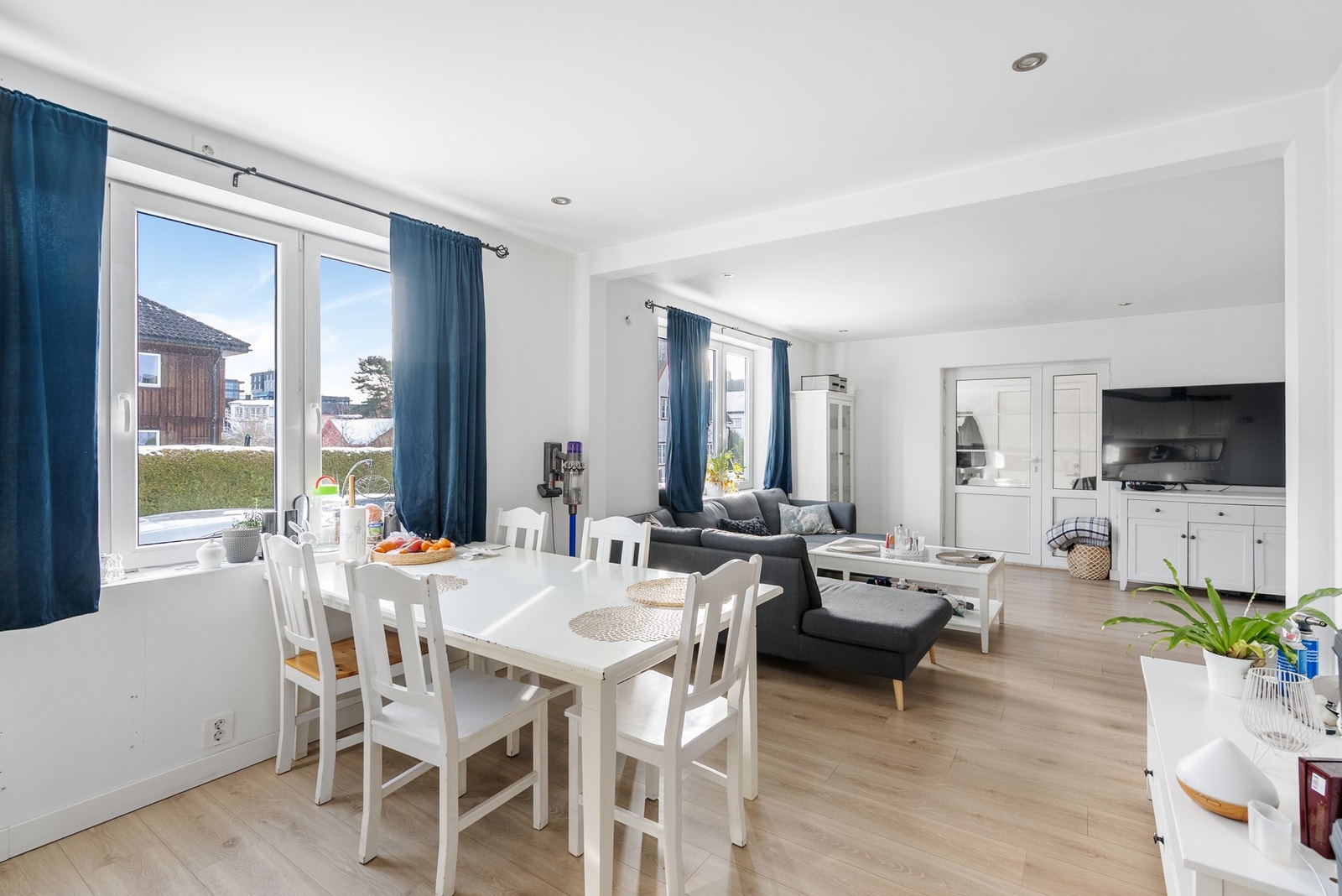 De store vinduene har godt lysinnslipp og du har plass til både romslig sofagruppe og spisestue Galleribilde