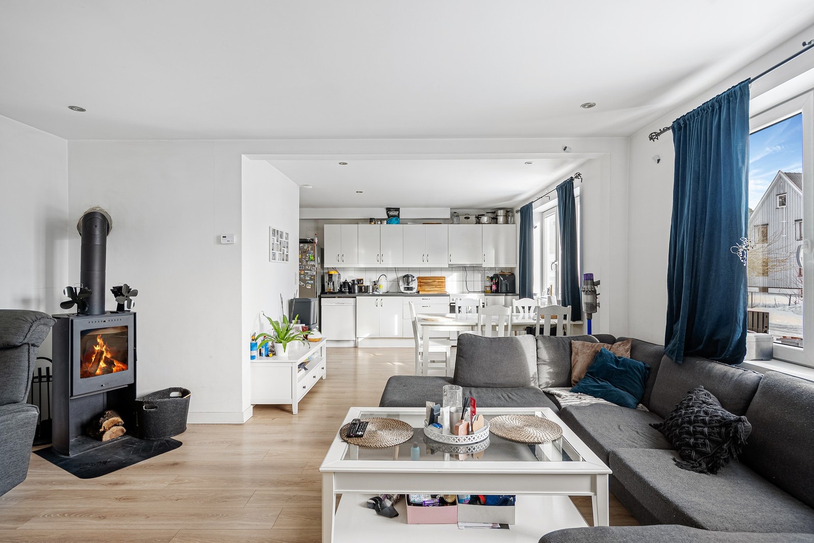 Vedovnen i rommet gir en god, jevn og lun temperatur til boligen Galleribilde